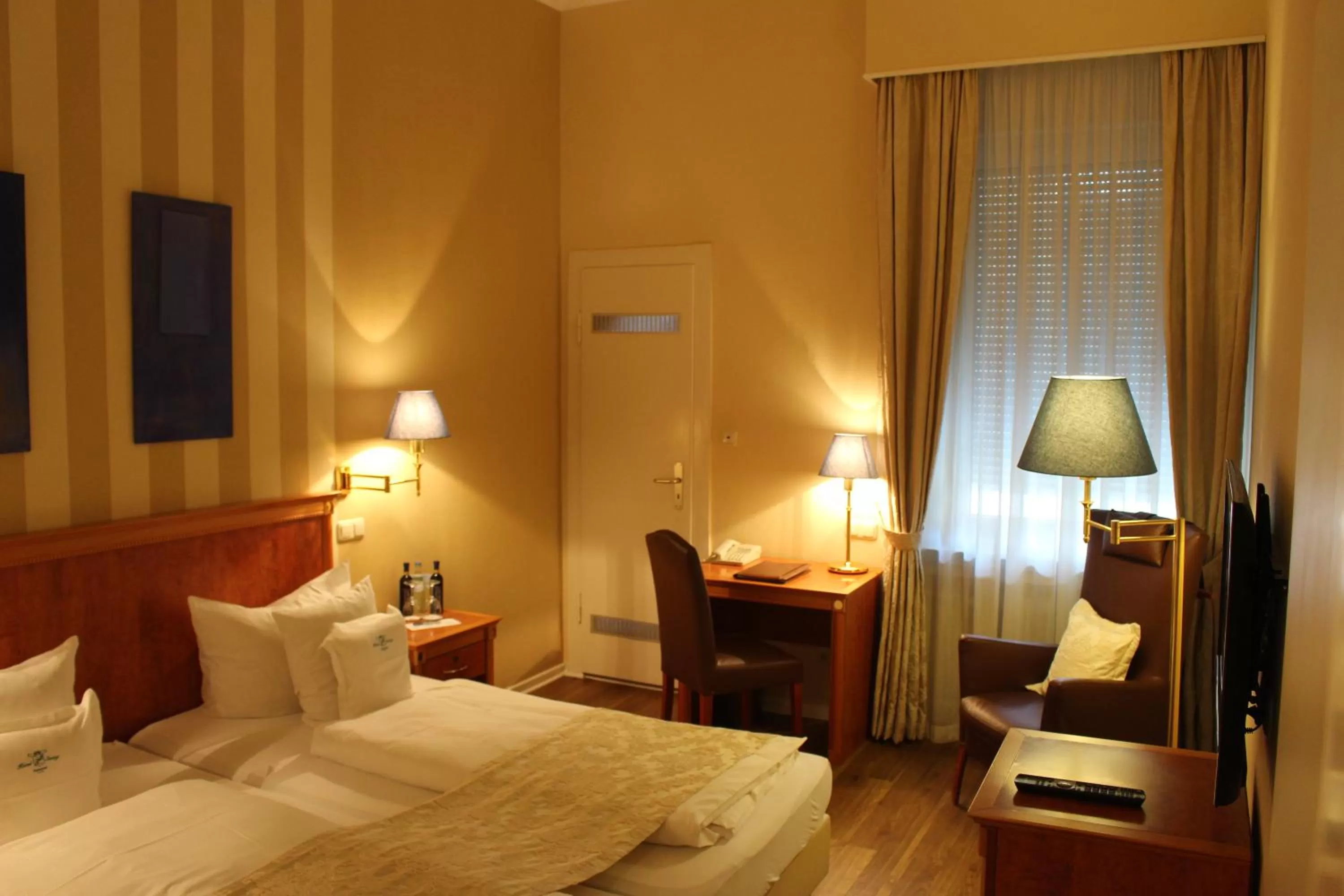 Photo of the whole room, Bed in Hotel Savoy Hannover