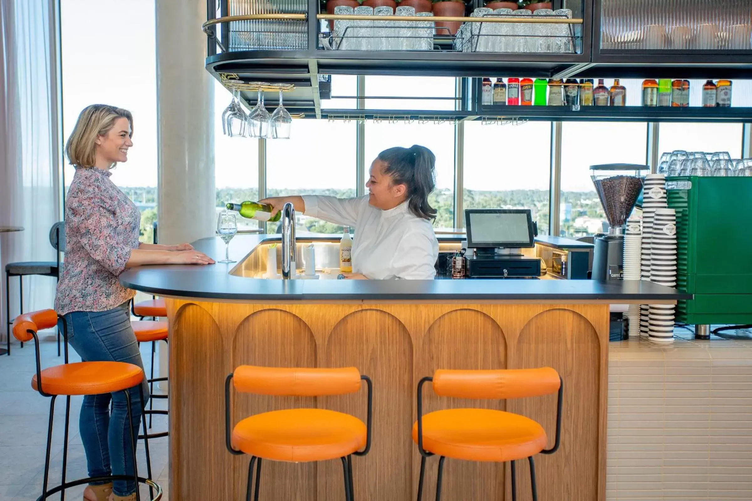 Lounge or bar in Holiday Inn Werribee, an IHG Hotel