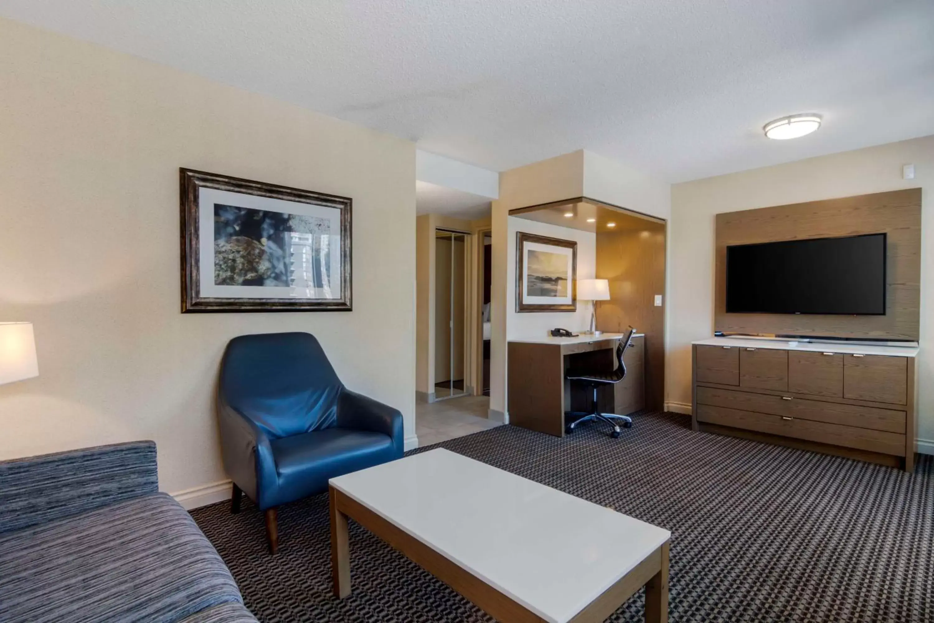 Bedroom, Seating Area in Best Western Premier Chateau Granville Hotel & Suites & Conference Centre