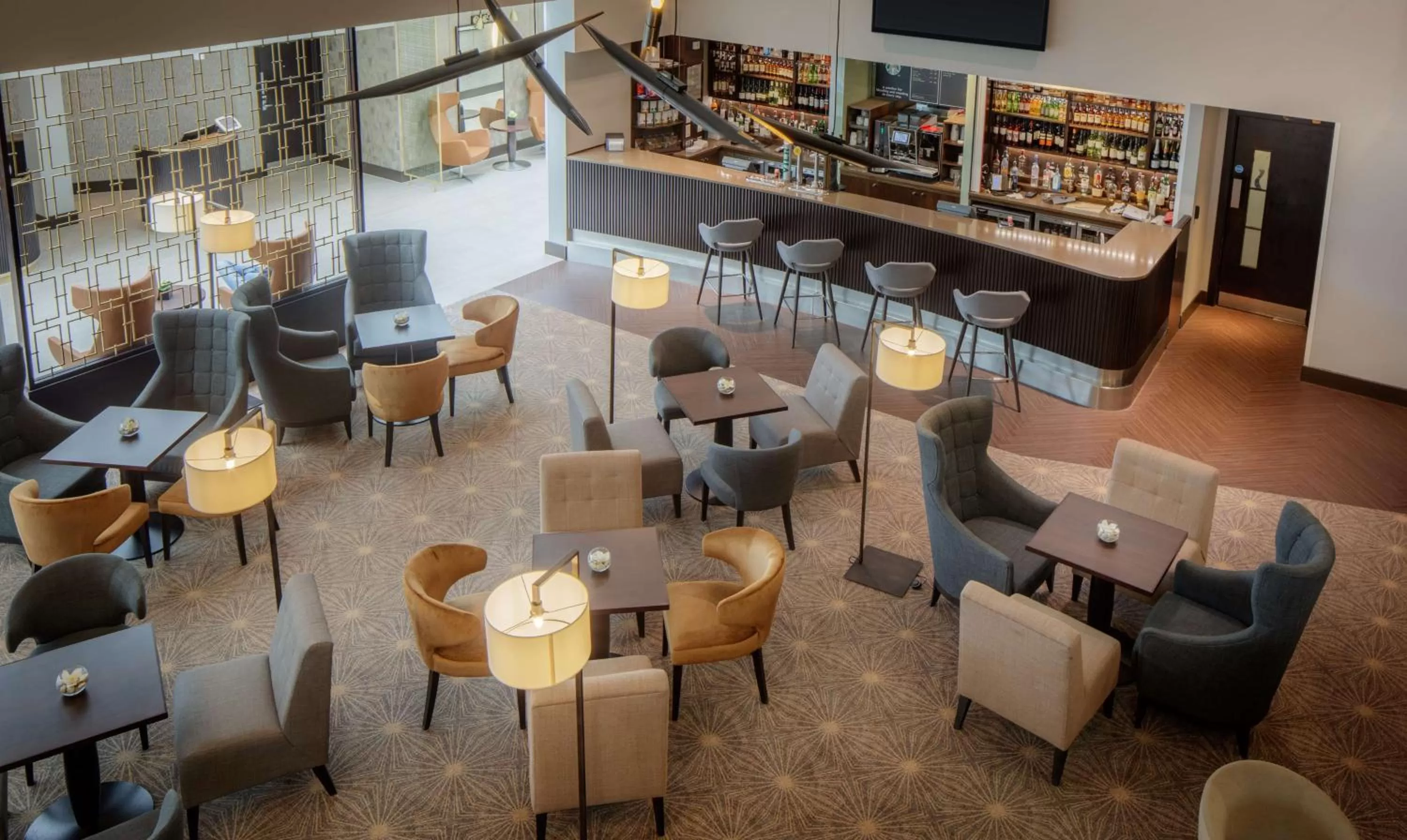 Lounge or bar in DoubleTree by Hilton London Heathrow Airport