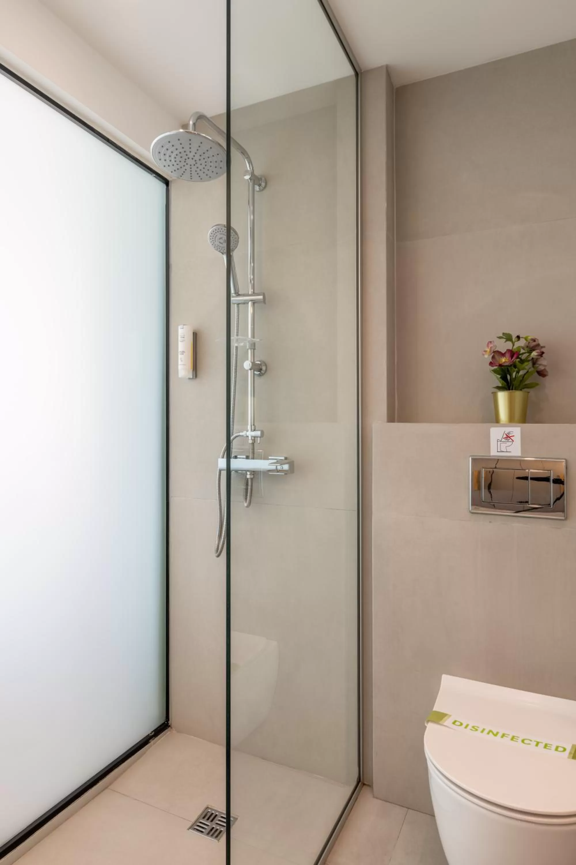 Bathroom in Napa Mermaid Hotel & Suites