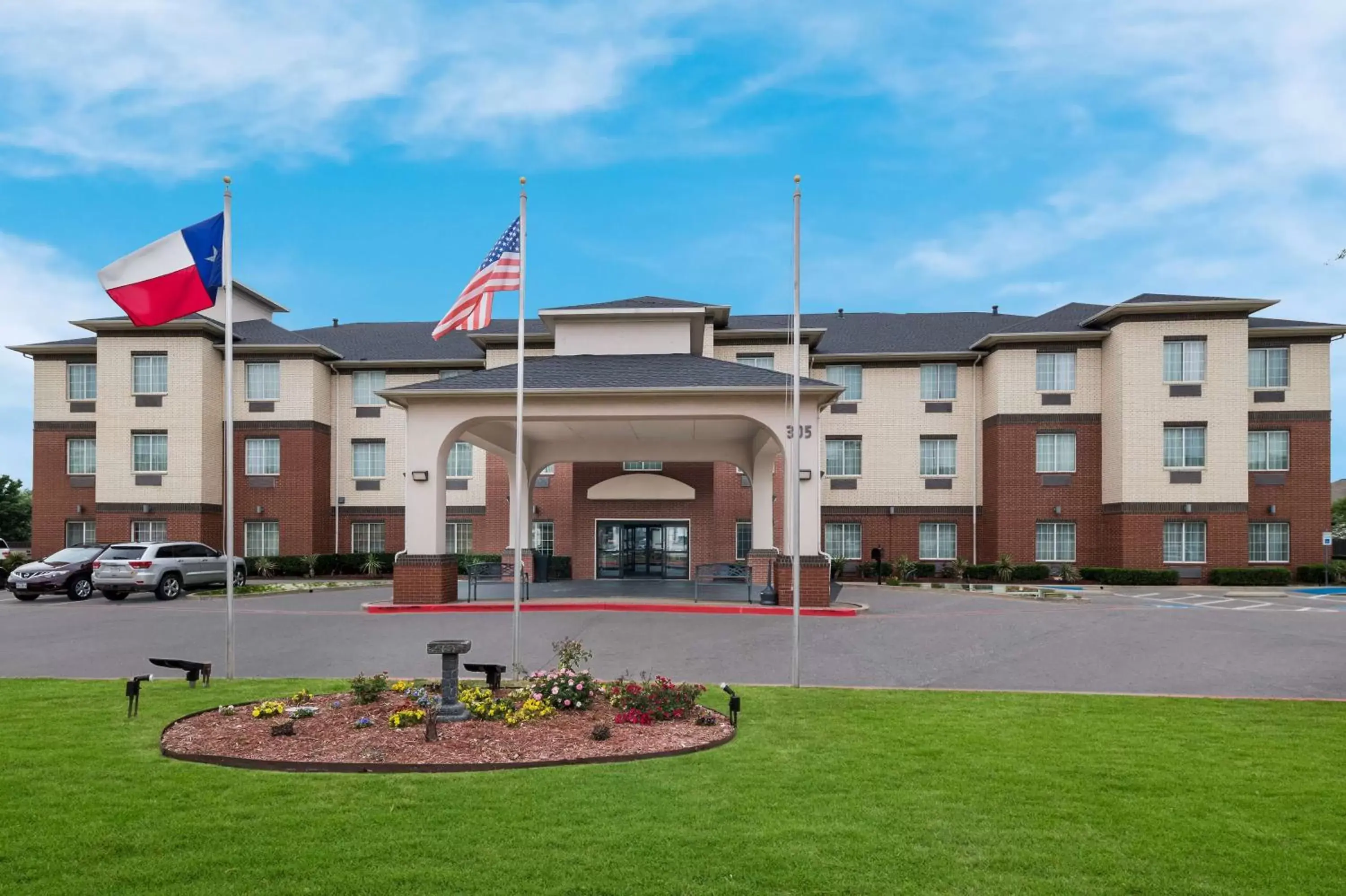 Property building in Best Western Plus Lake Dallas Inn & Suites Property building in Best Western Plus Lake Dallas Inn & Suites