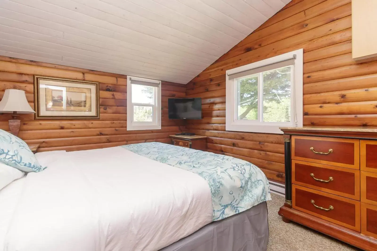 Bedroom, Bed in The Cedarwood Inn & Suites