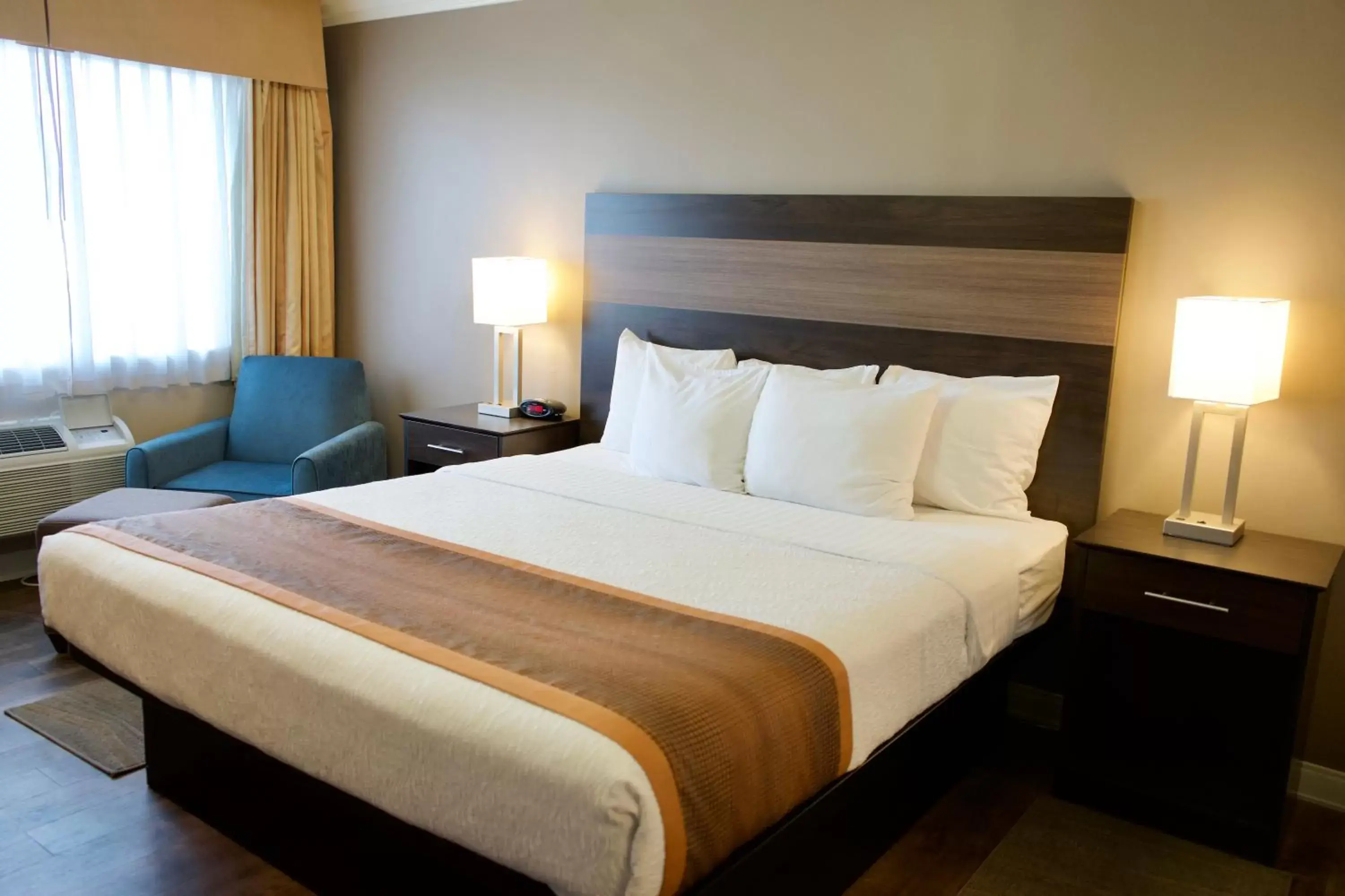 Bedroom, Bed in Best Western China Lake Inn