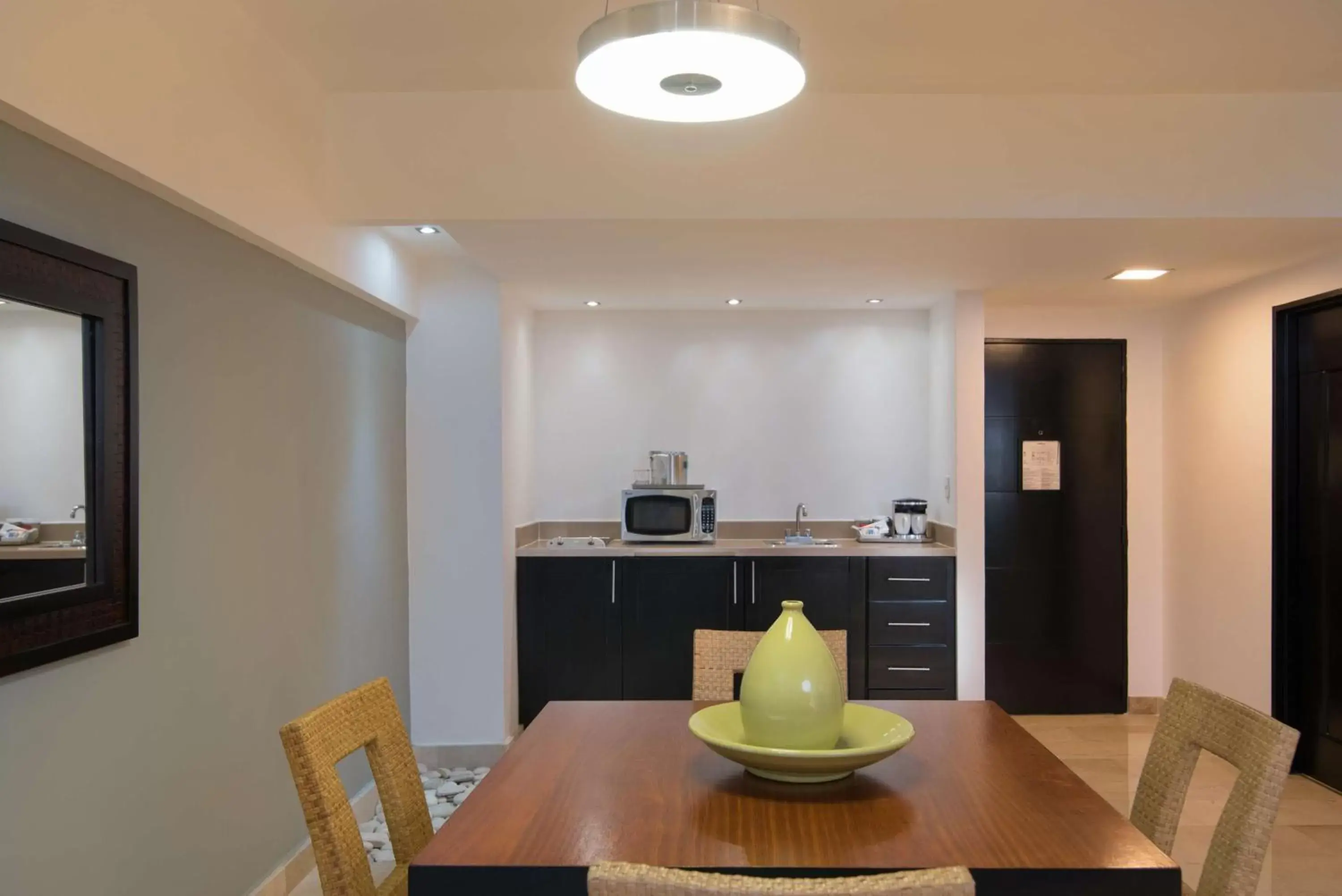 Photo of the whole room, Kitchen/Kitchenette in Radisson Hotel Santo Domingo