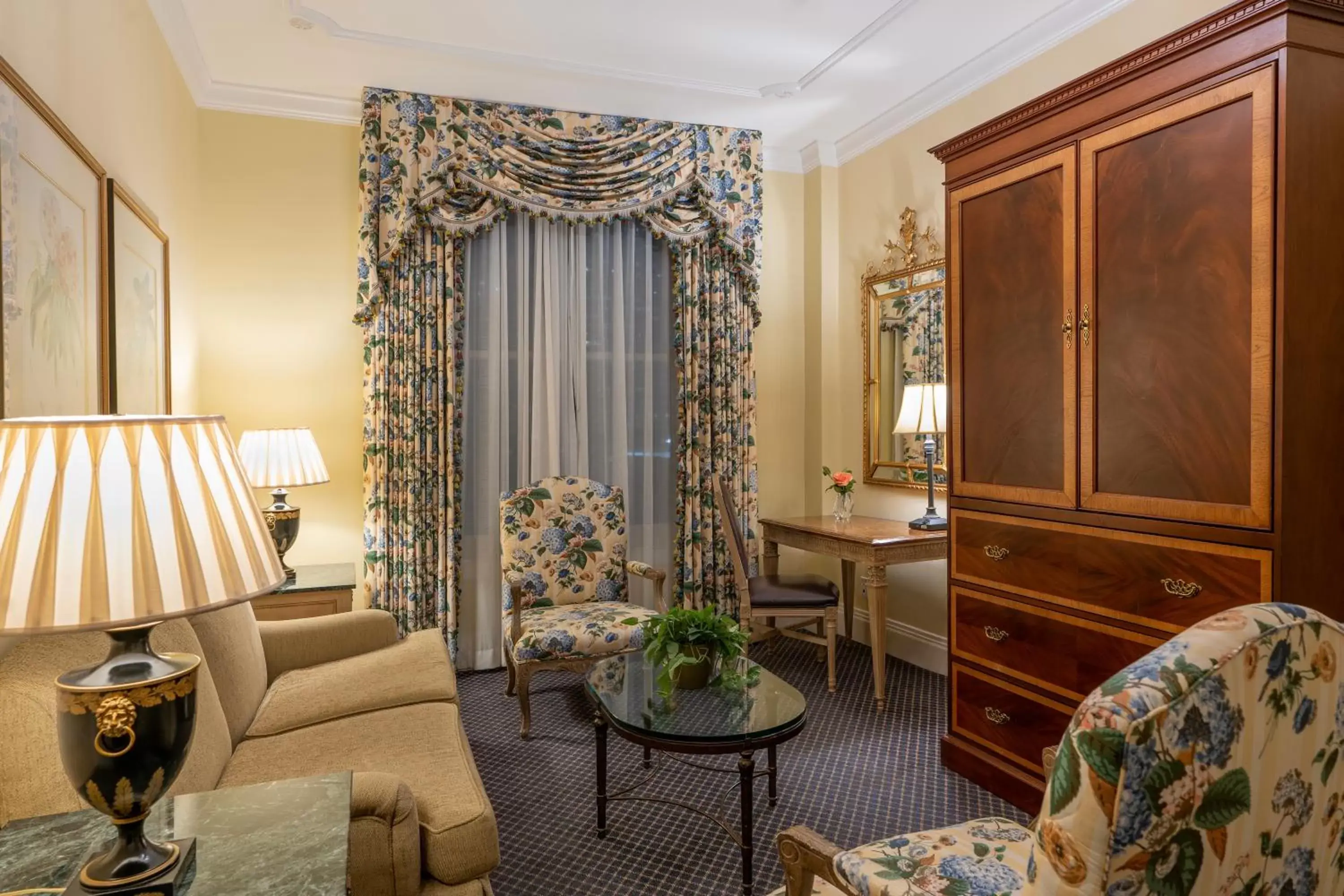 Living room, Seating Area in Hotel Monteleone