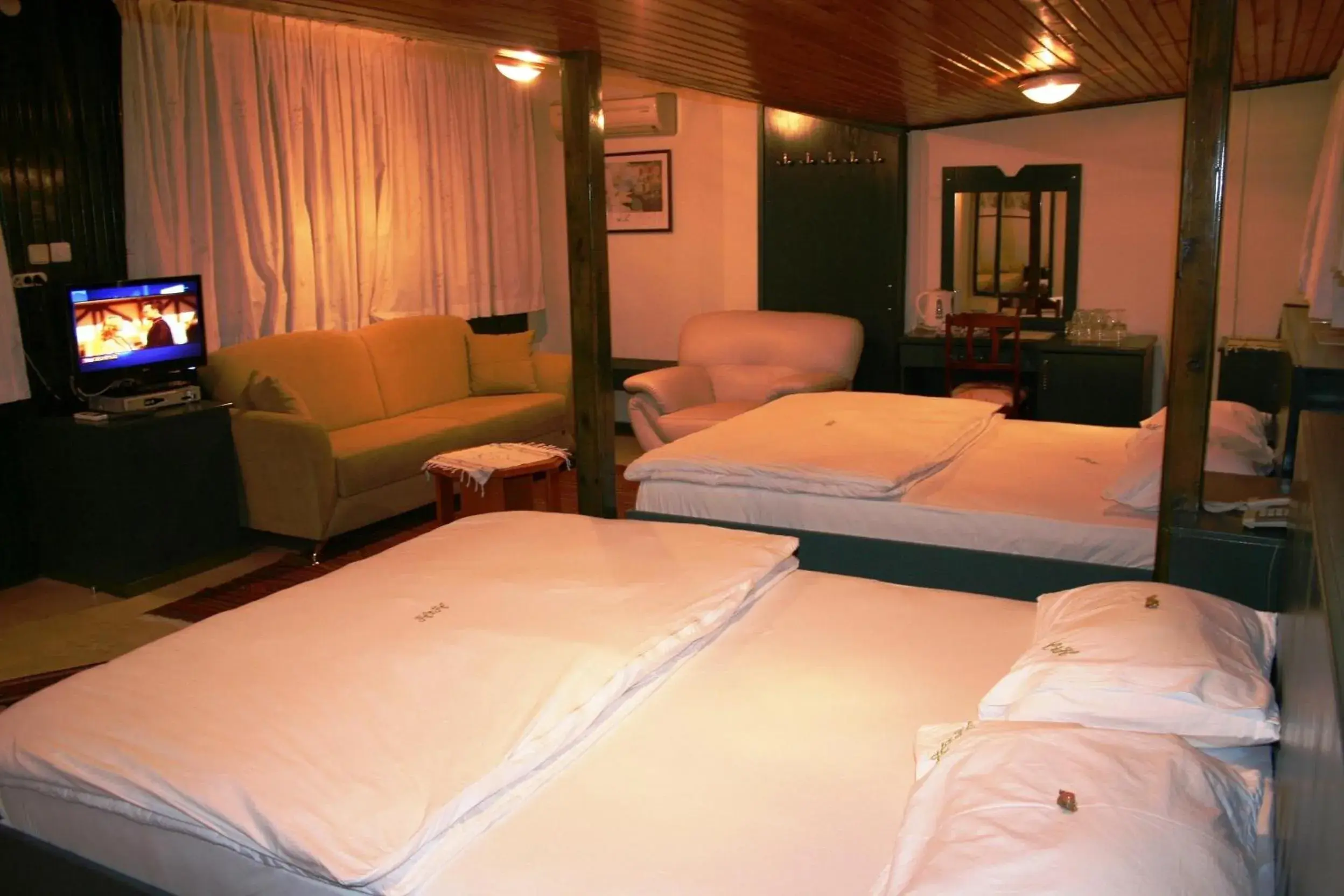 Photo of the whole room, Bed in Hotel HAL-TUR