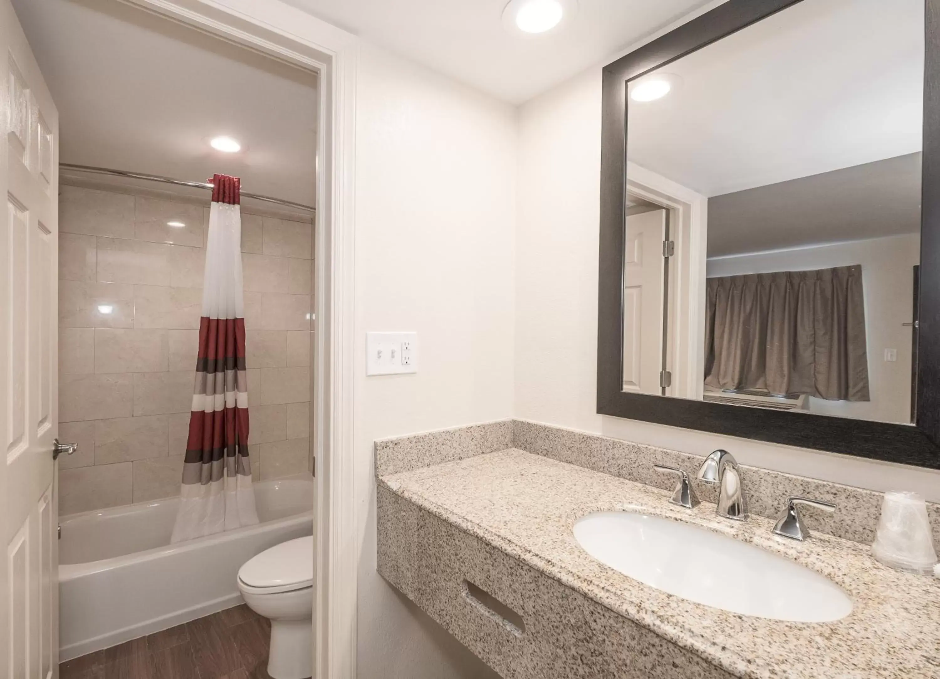 Bathroom in Red Roof Inn Wildwood – Cape May/Rio Grande