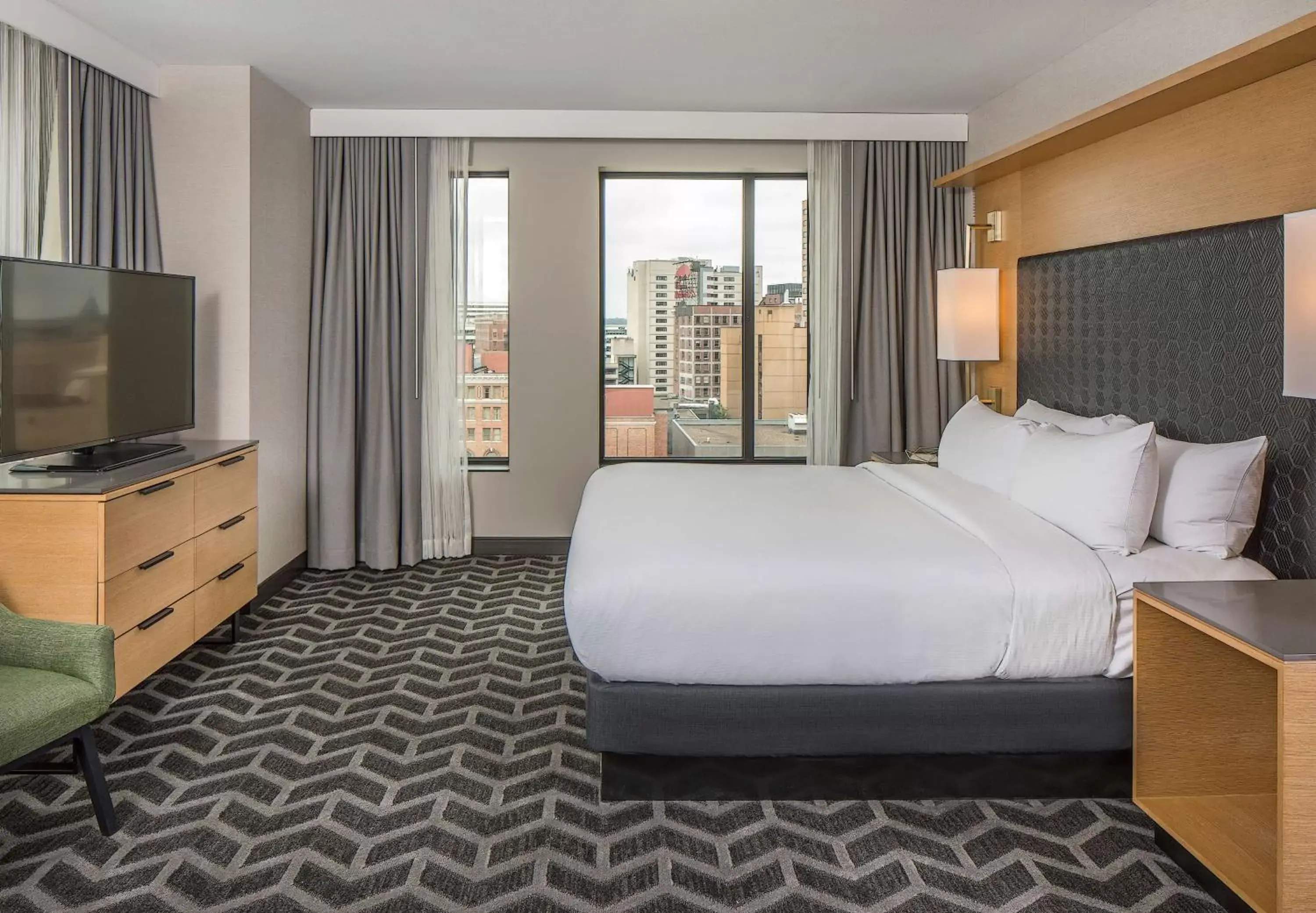 Photo of the whole room, Bed in Hilton Des Moines Downtown