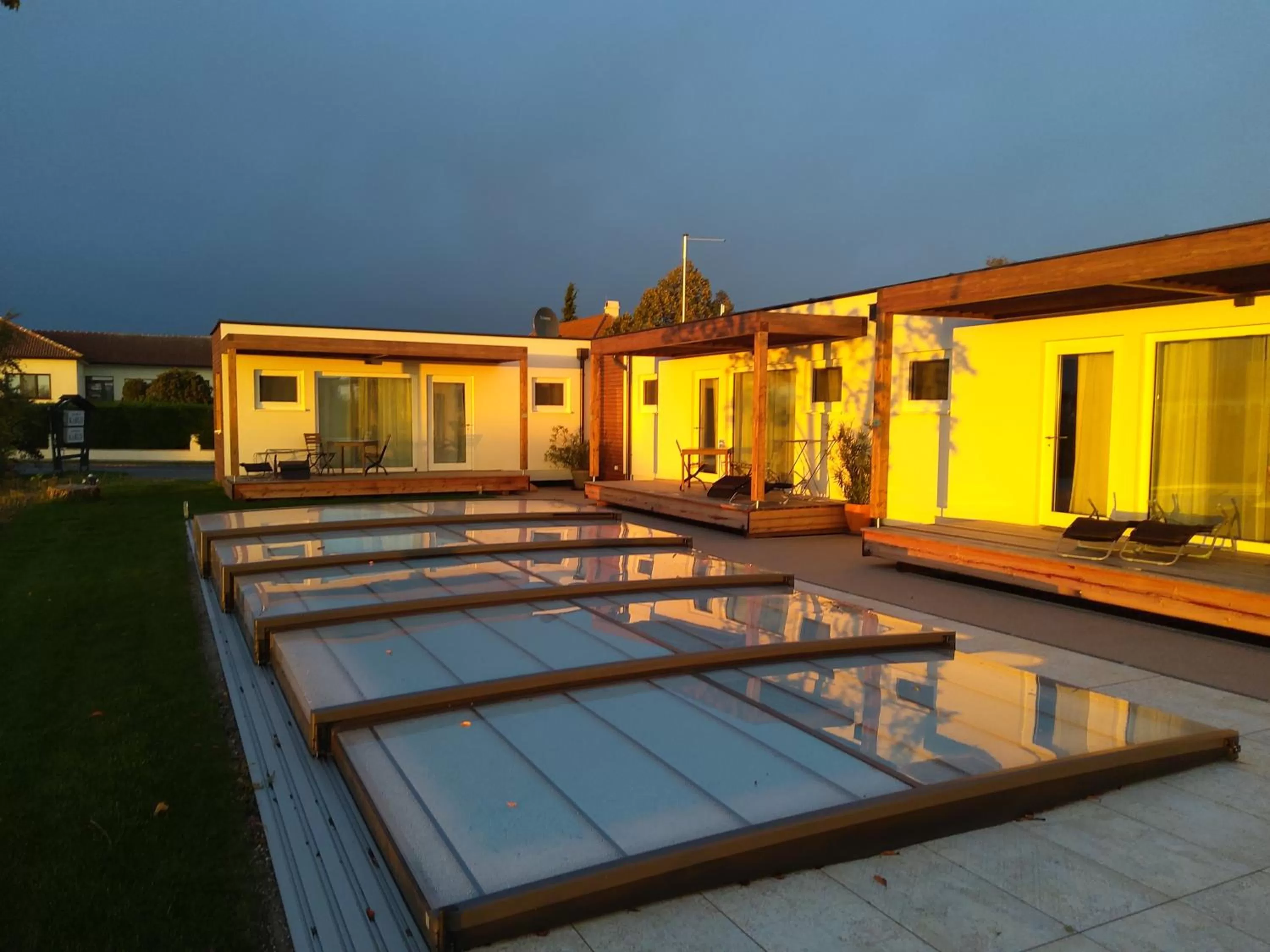 Property building, Swimming Pool in Zimmerei - Landgasthaus Karlo