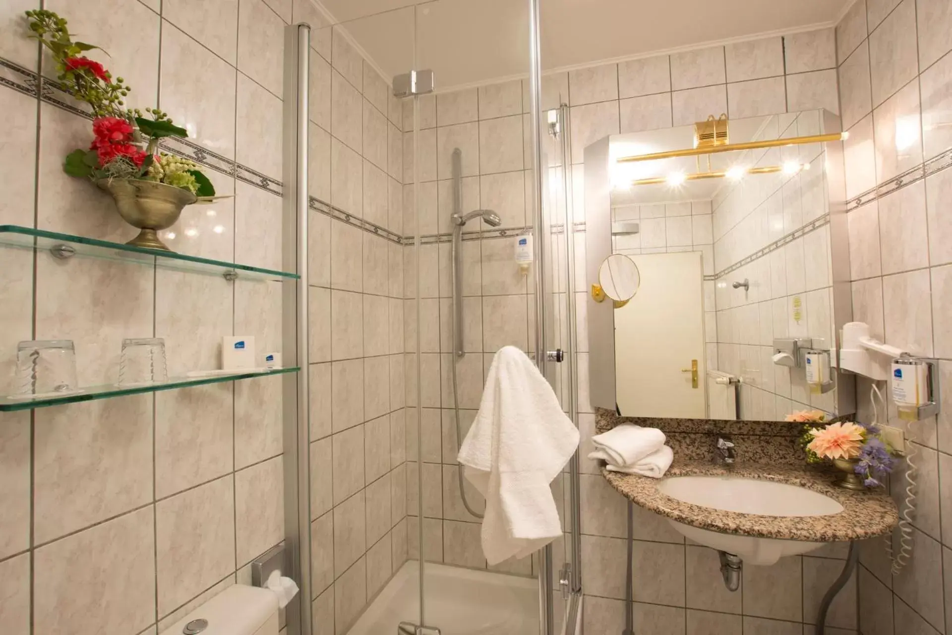 Shower, Bathroom in Hotel am Luisenplatz