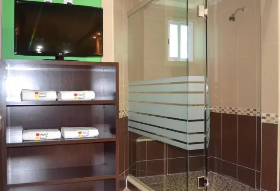 Bathroom, TV/Entertainment Center in Hotel & Villas Panamá