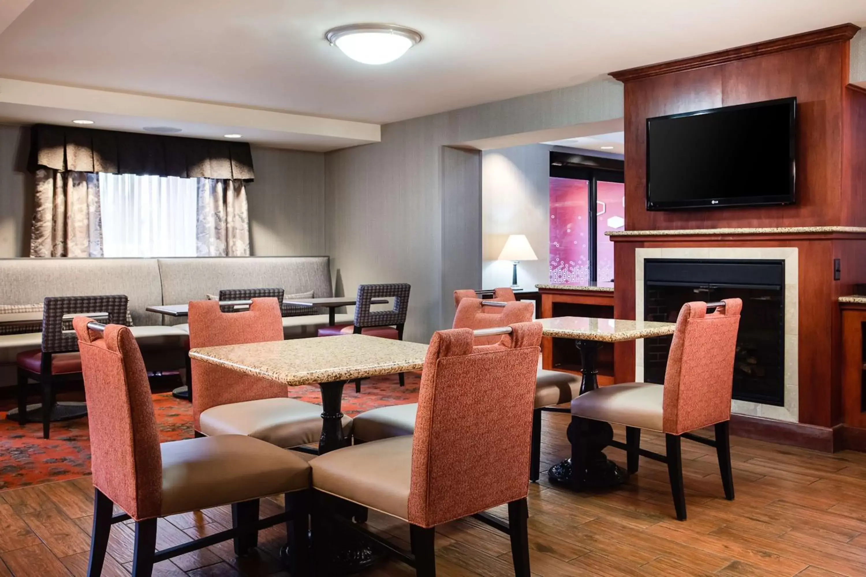 Lobby or reception, Restaurant/Places to Eat in Hampton Inn Dubuque