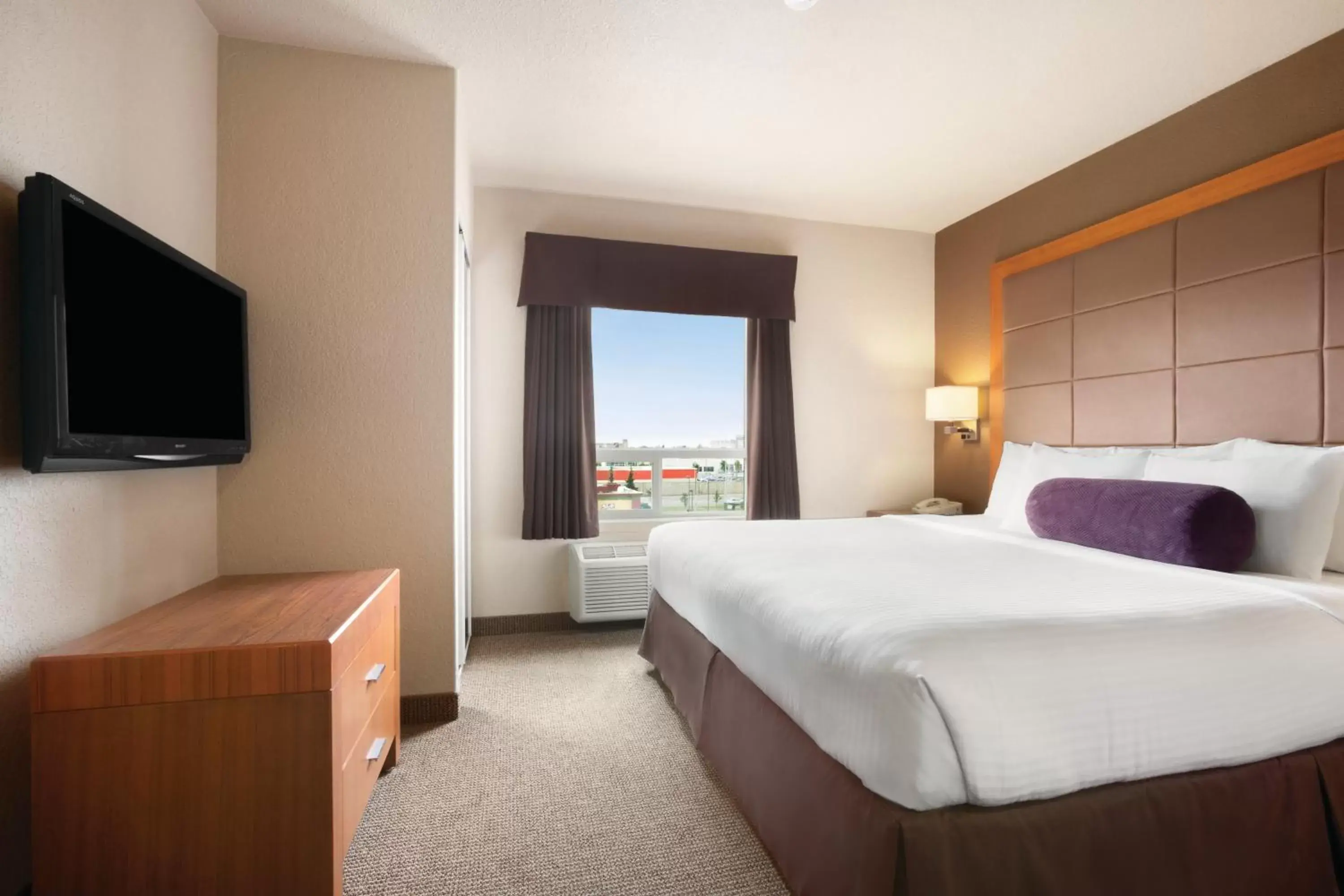 Bedroom, Bed in Days Inn by Wyndham Calgary Airport