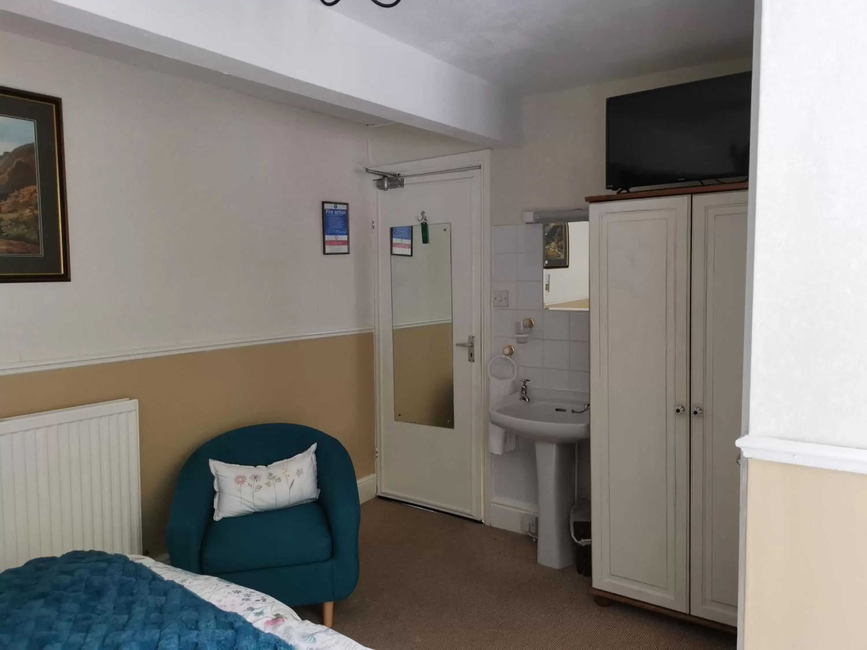 Bedroom, TV/Entertainment Center in Brooklands Guest House