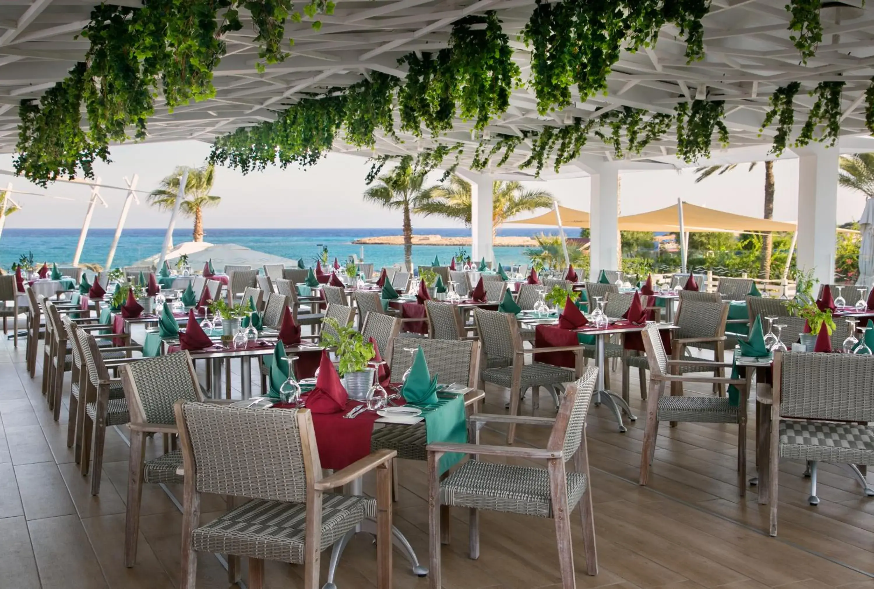 Restaurant/Places to Eat in Asterias Beach Hotel