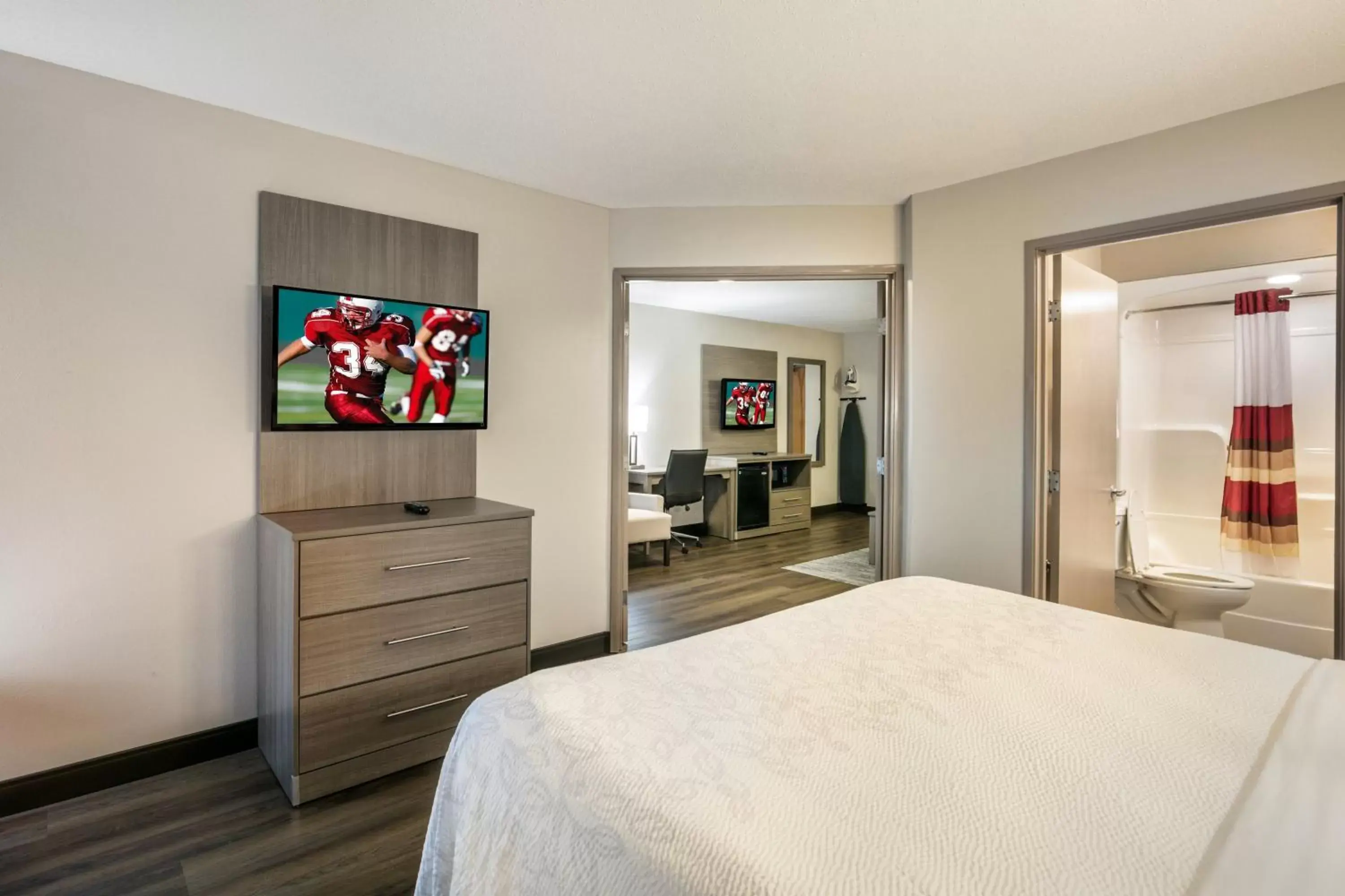 Bedroom, Bed in Red Roof Inn PLUS+ Boston - Logan Bedroom, Bed in Red Roof Inn PLUS+ Boston - Logan