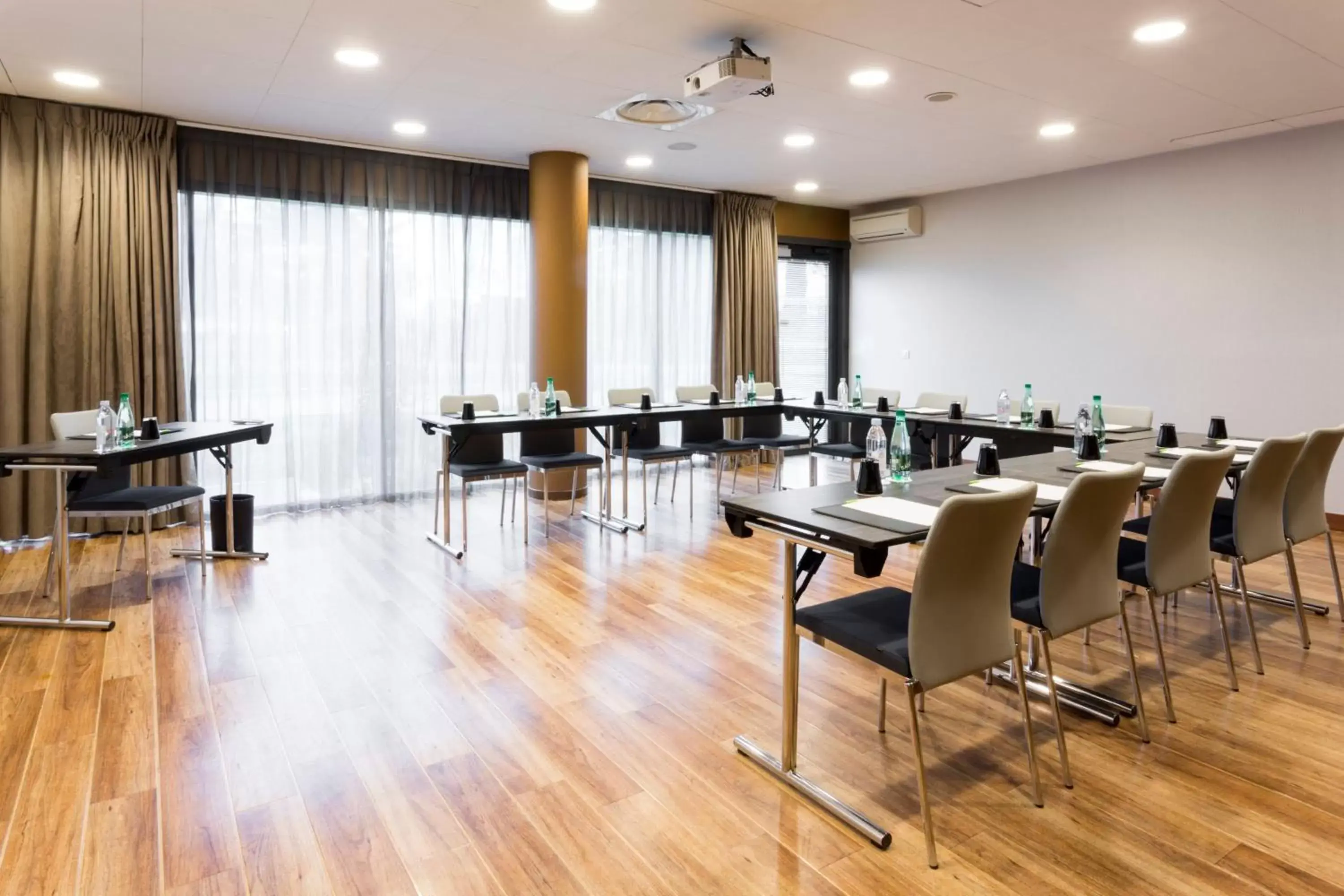 Meeting/conference room in Courtyard by Marriott Toulouse Airport
