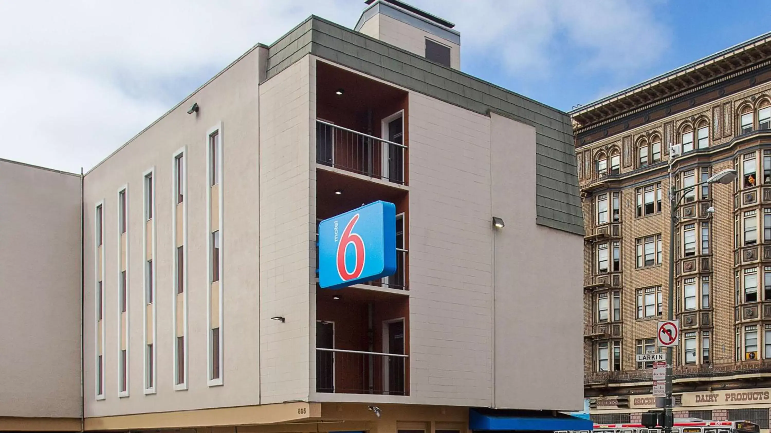 Property Building in Motel 6 San Francisco Downtown