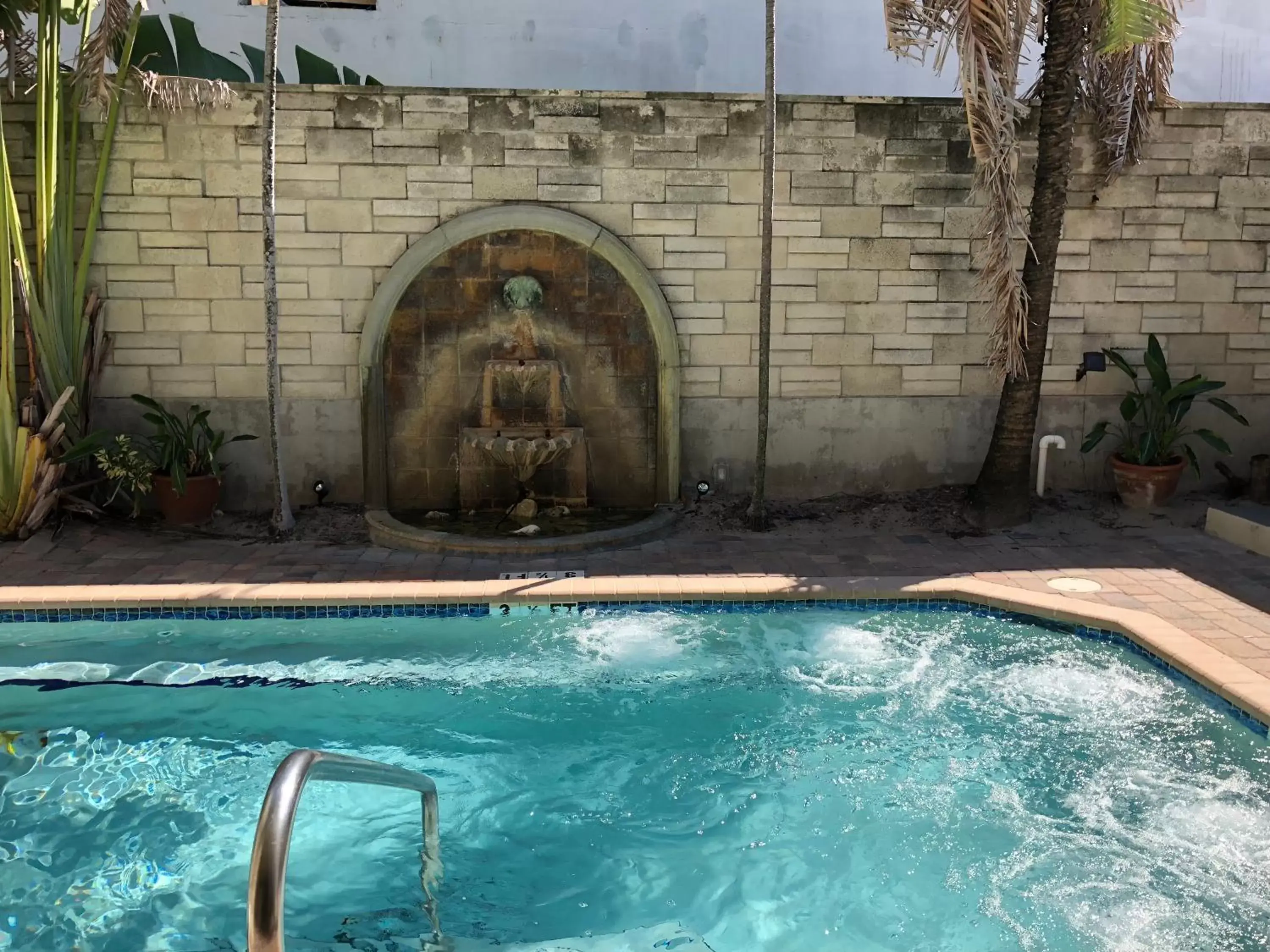 Swimming Pool in Courtyard Villa Hotel