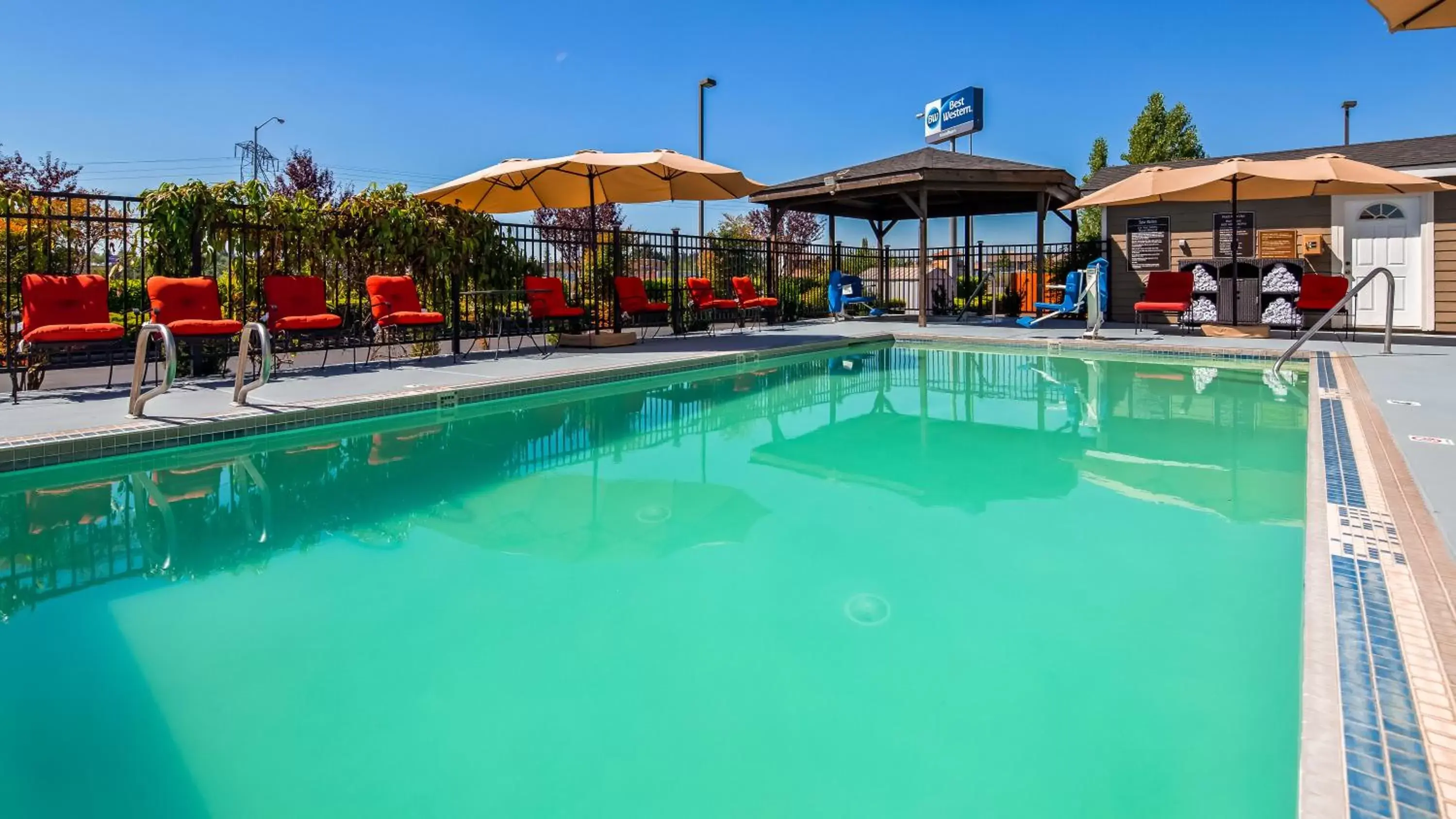 Swimming Pool in Best Western Woodburn Inn