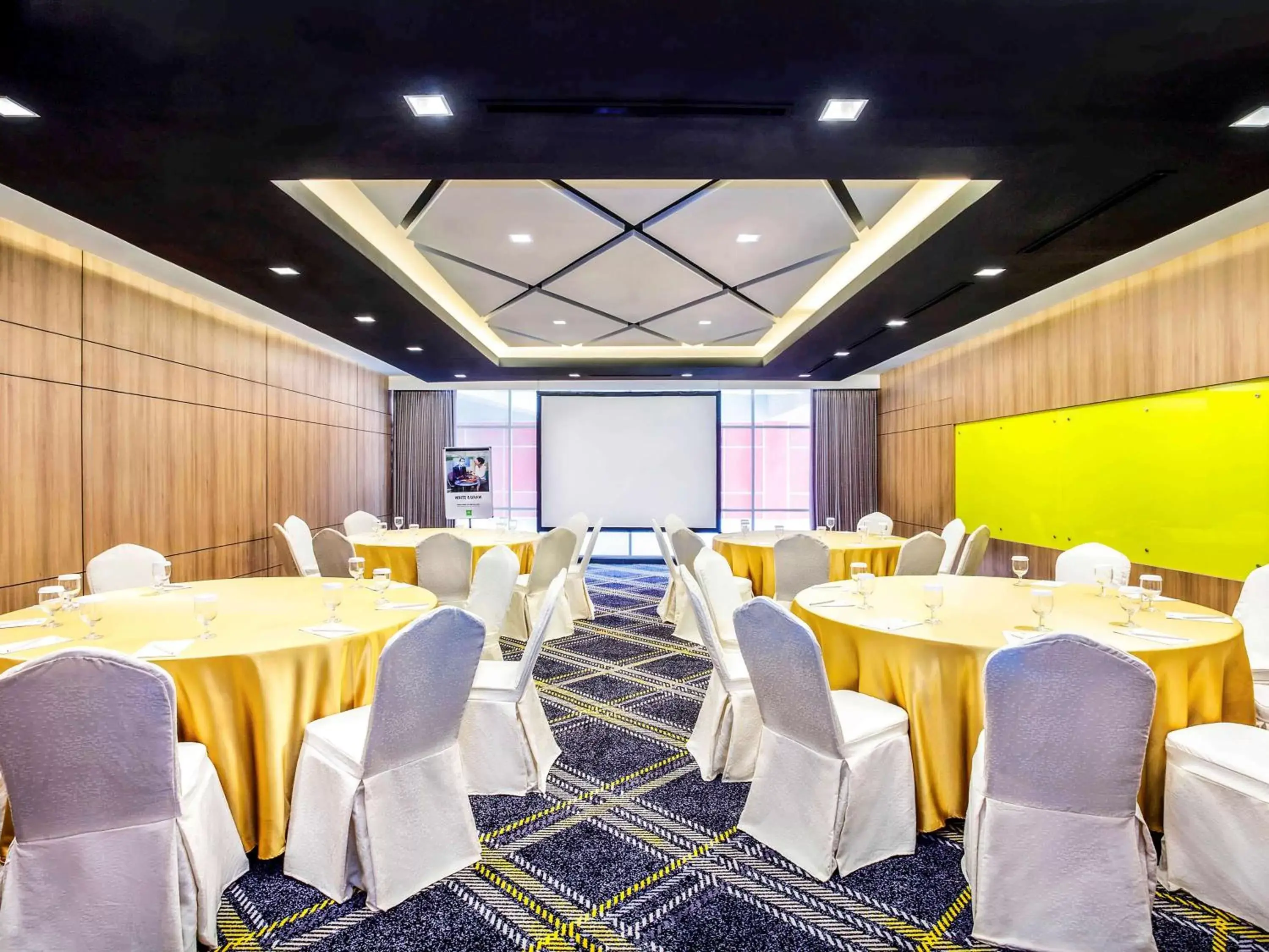 Meeting/conference room in ibis Styles Bekasi Jatibening