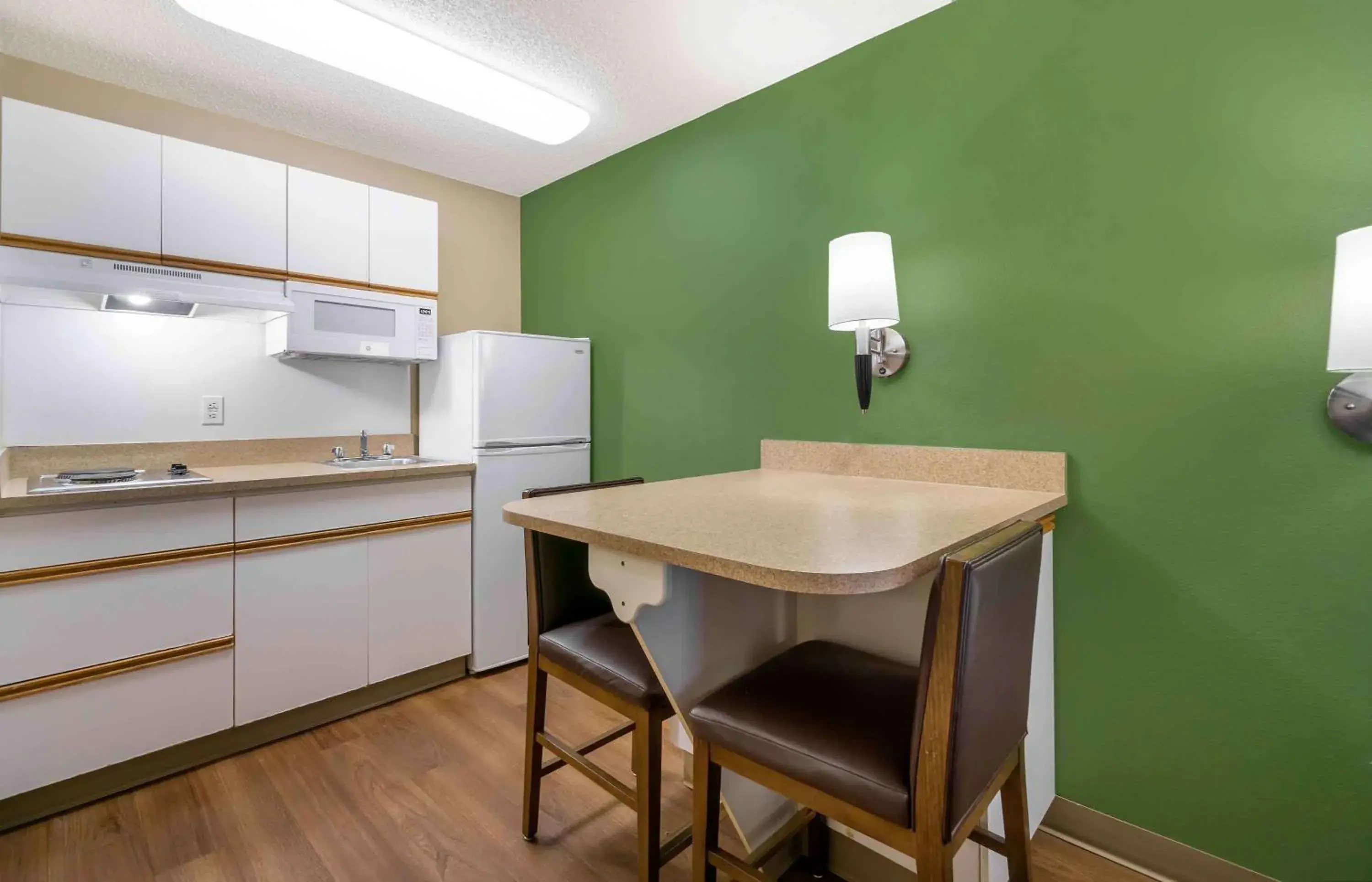 Bedroom, Kitchen/Kitchenette in Extended Stay America Suites - Seattle - Bellevue - Factoria