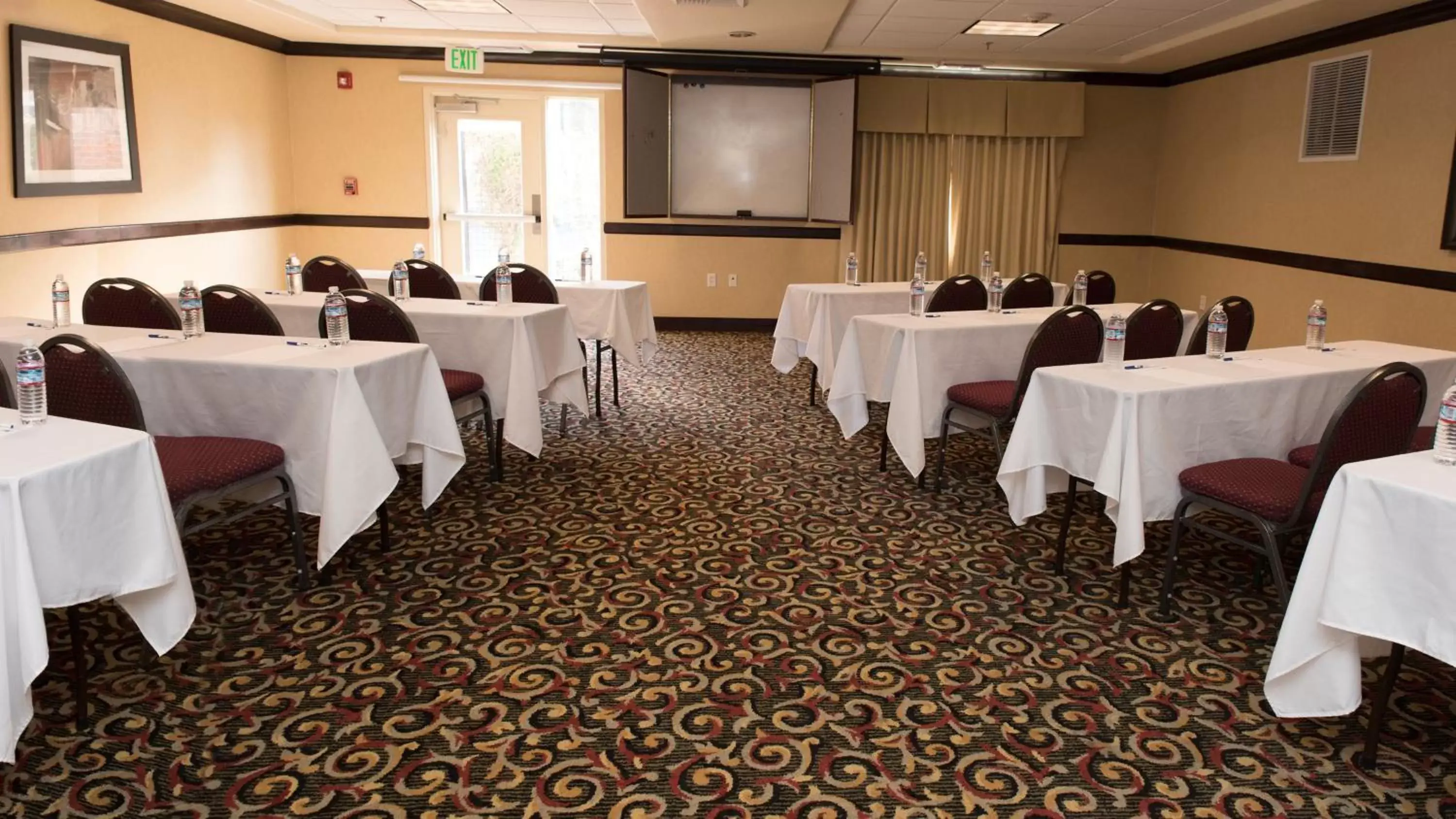 Meeting/conference room in Holiday Inn Express Hotel & Suites Lincoln-Roseville Area, an IHG Hotel