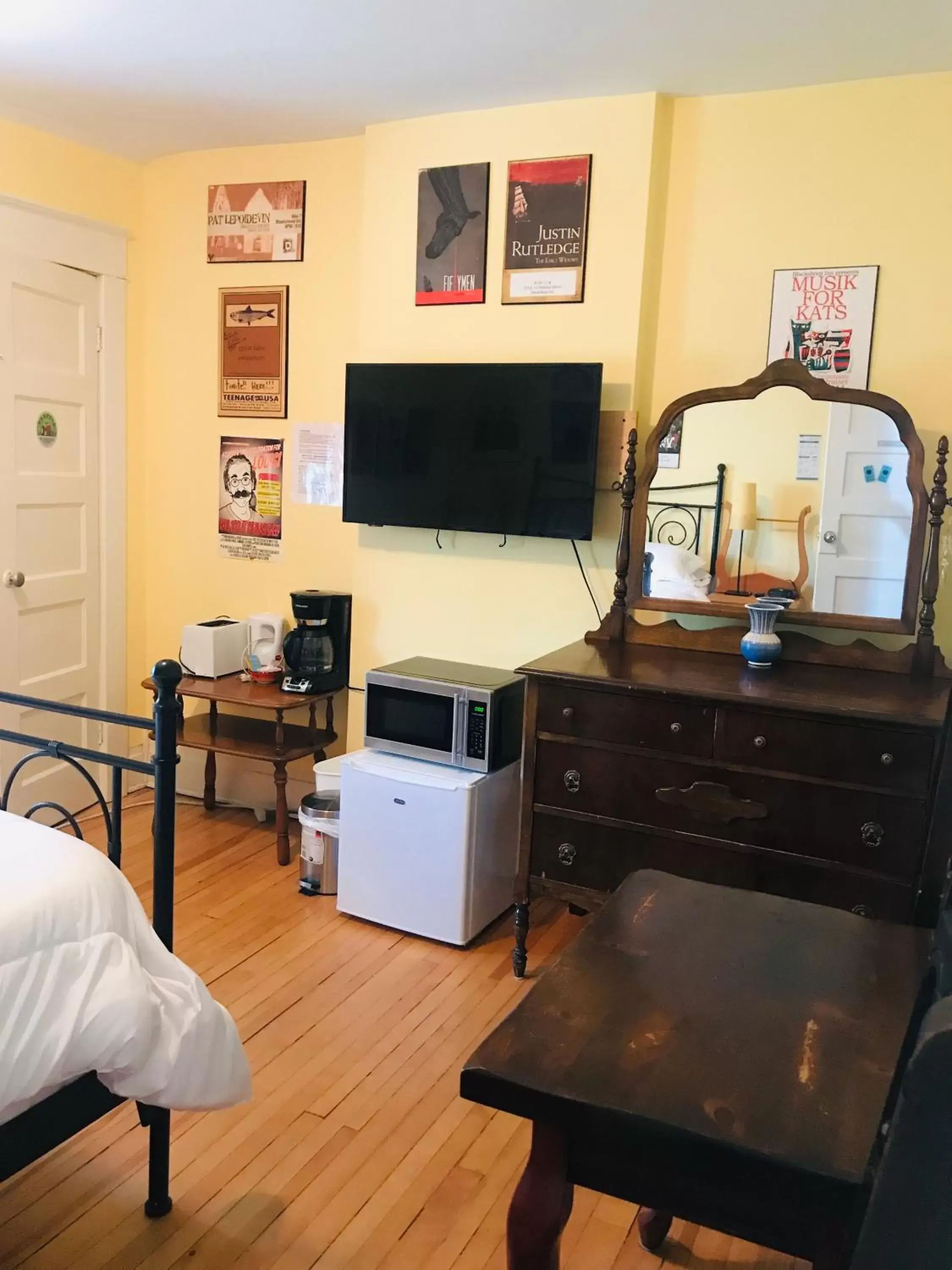 Bedroom, TV/Entertainment Center in Auberge De Mon Petit Chum B&B