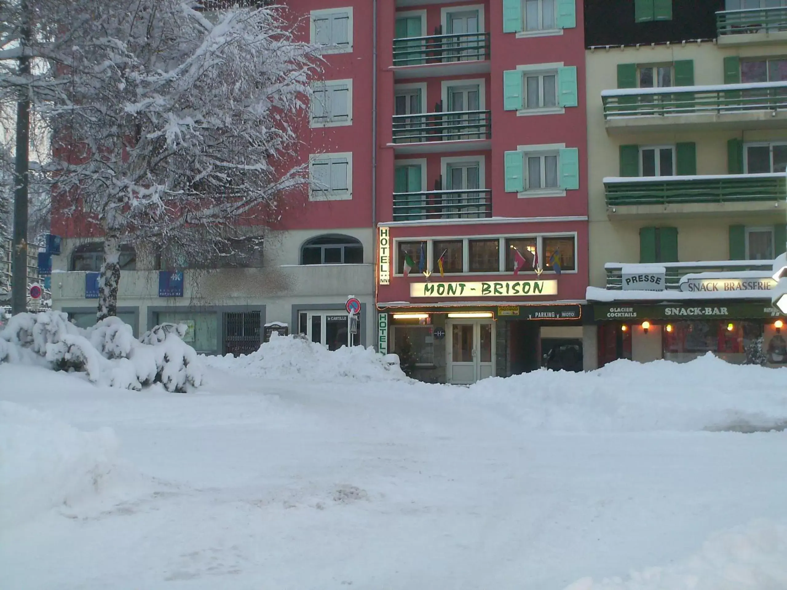 Facade/entrance, Winter in Hôtel Mont-Brison