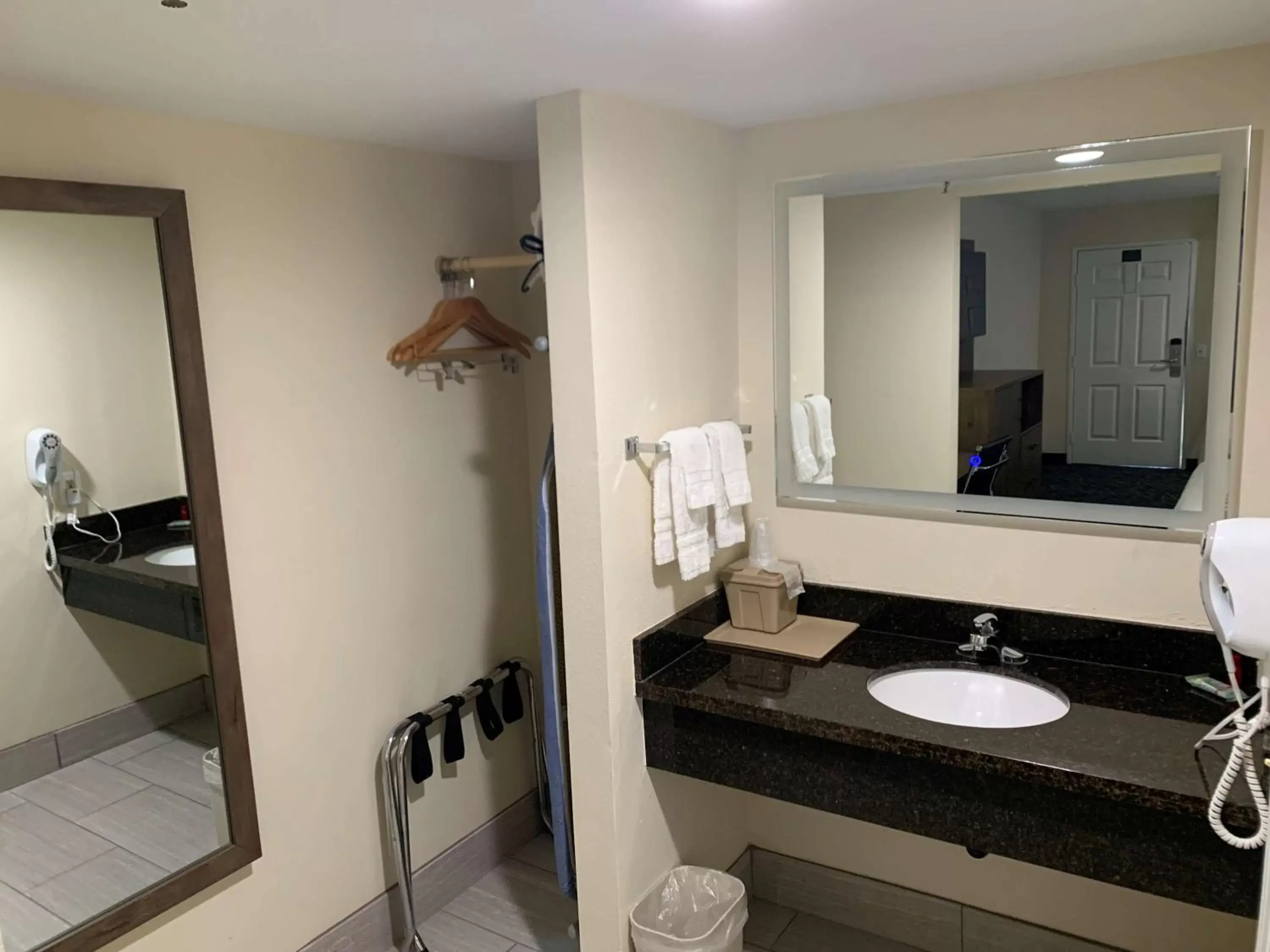 Bathroom in SureStay Plus Hotel by Best Western Hesperia