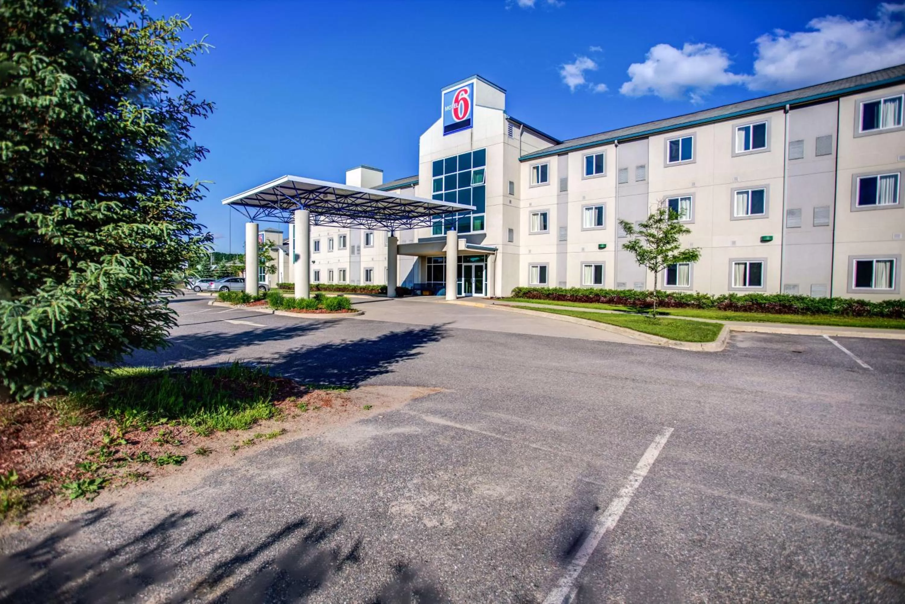 Property building in Motel 6-Huntsville, ON