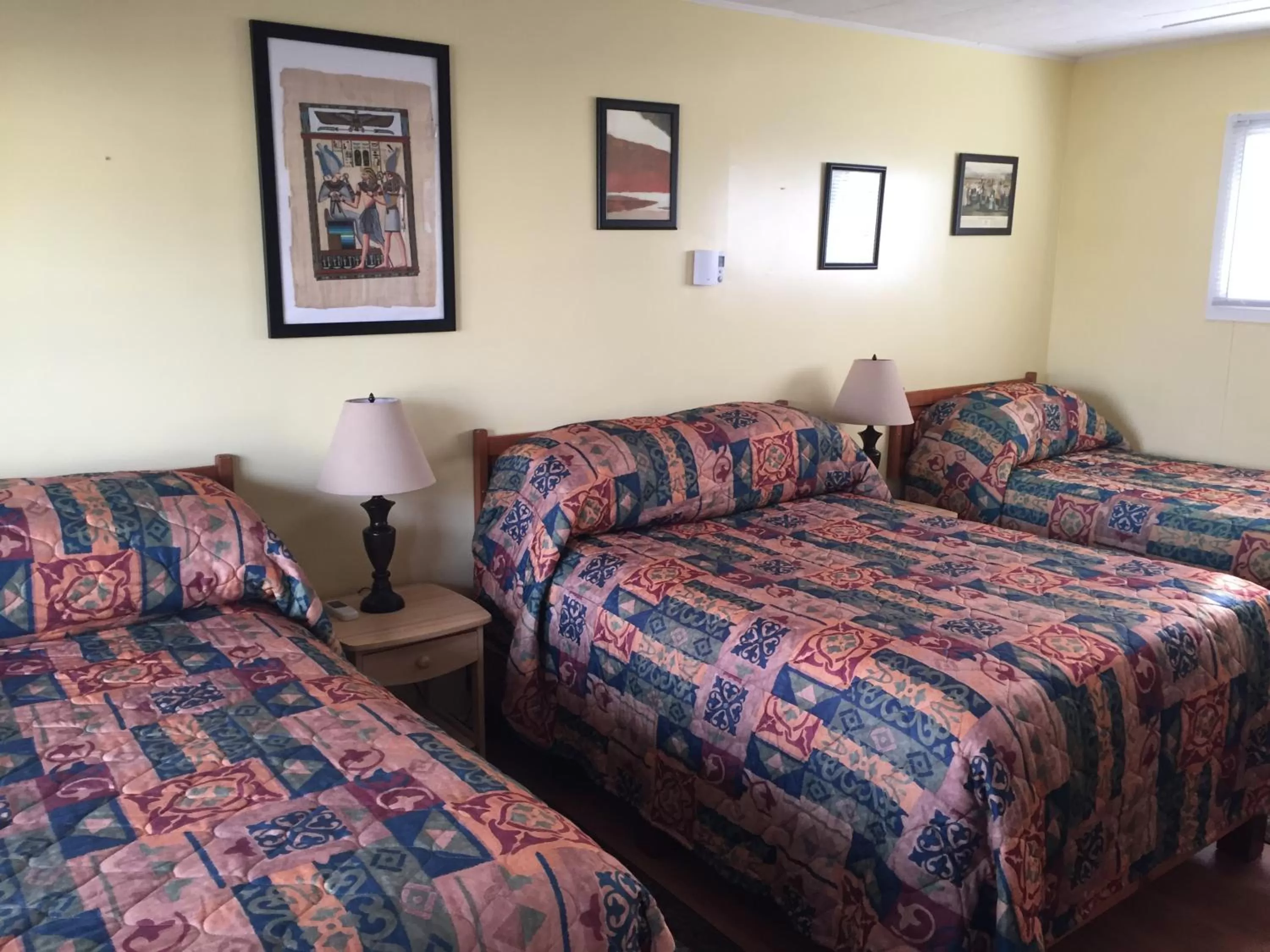 Bed in Lakelawn B&B and Motel