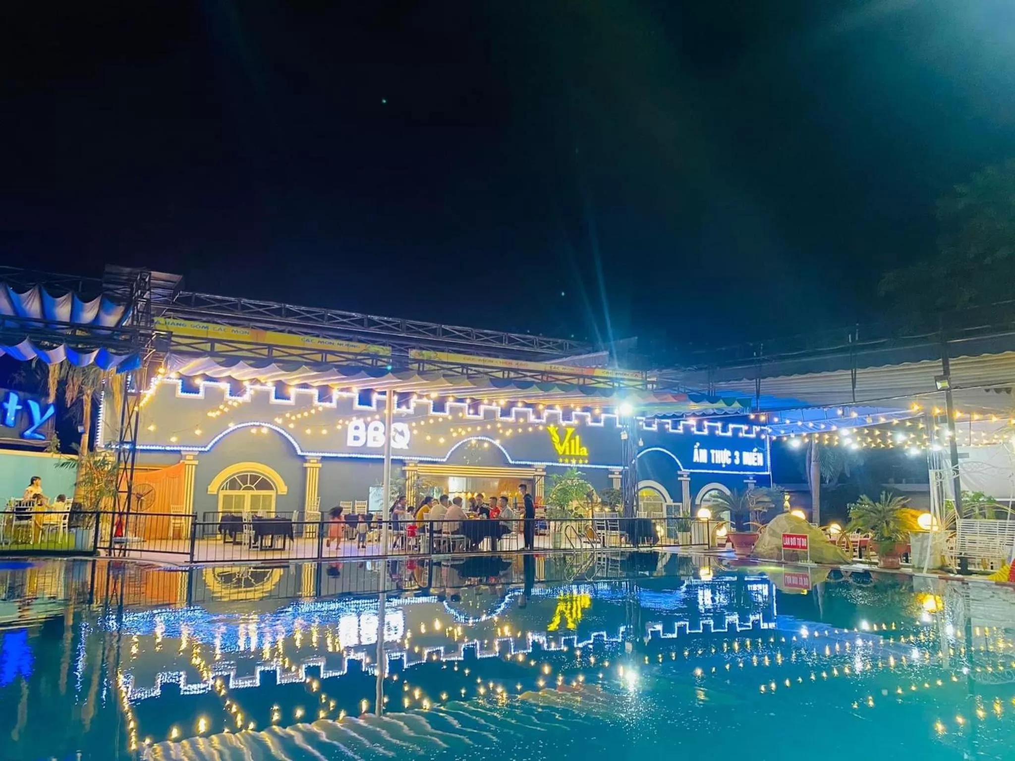 Restaurant/places to eat in D'Villa Hotel - Homestay