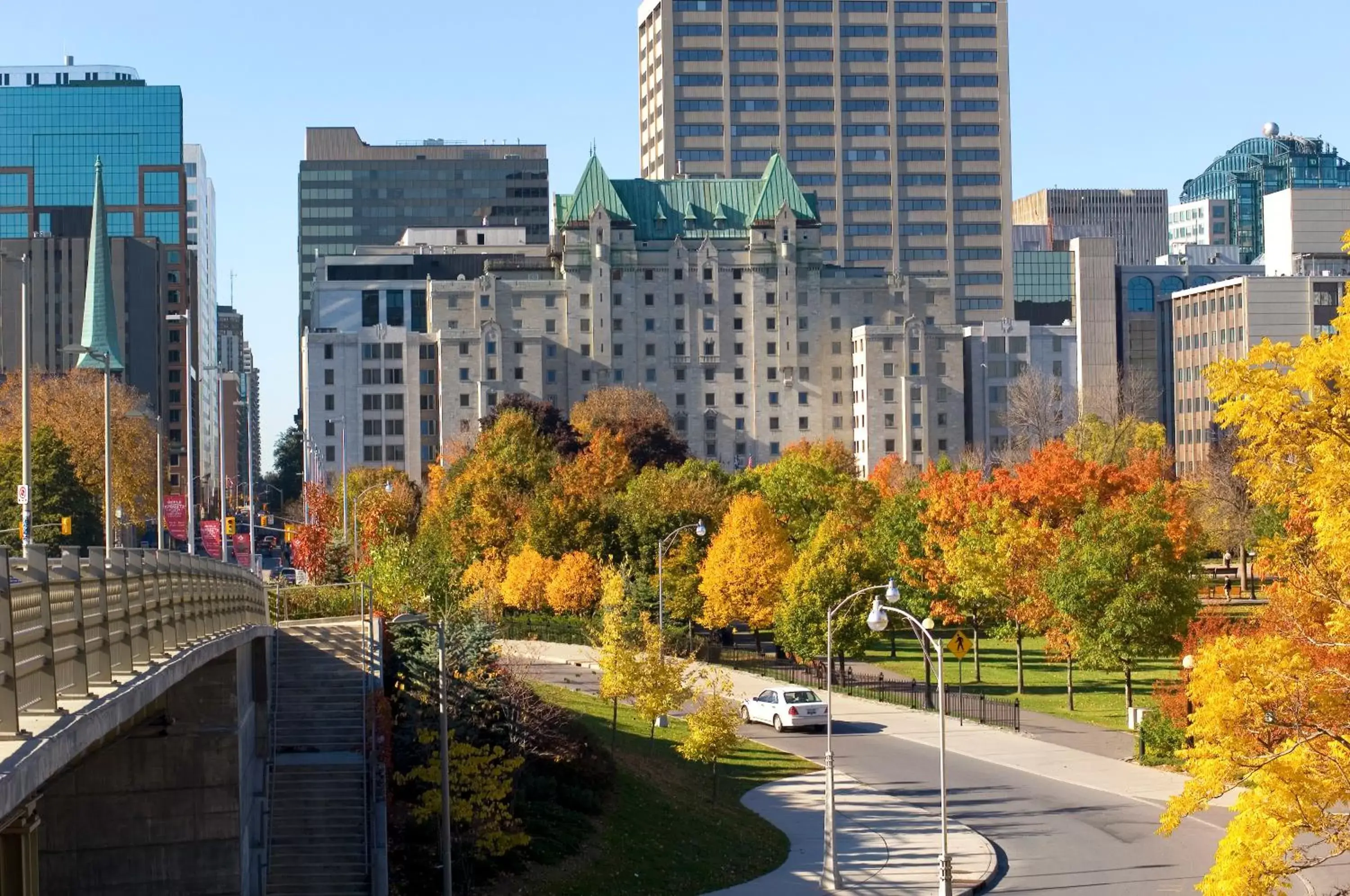 Facade/entrance in Lord Elgin Hotel