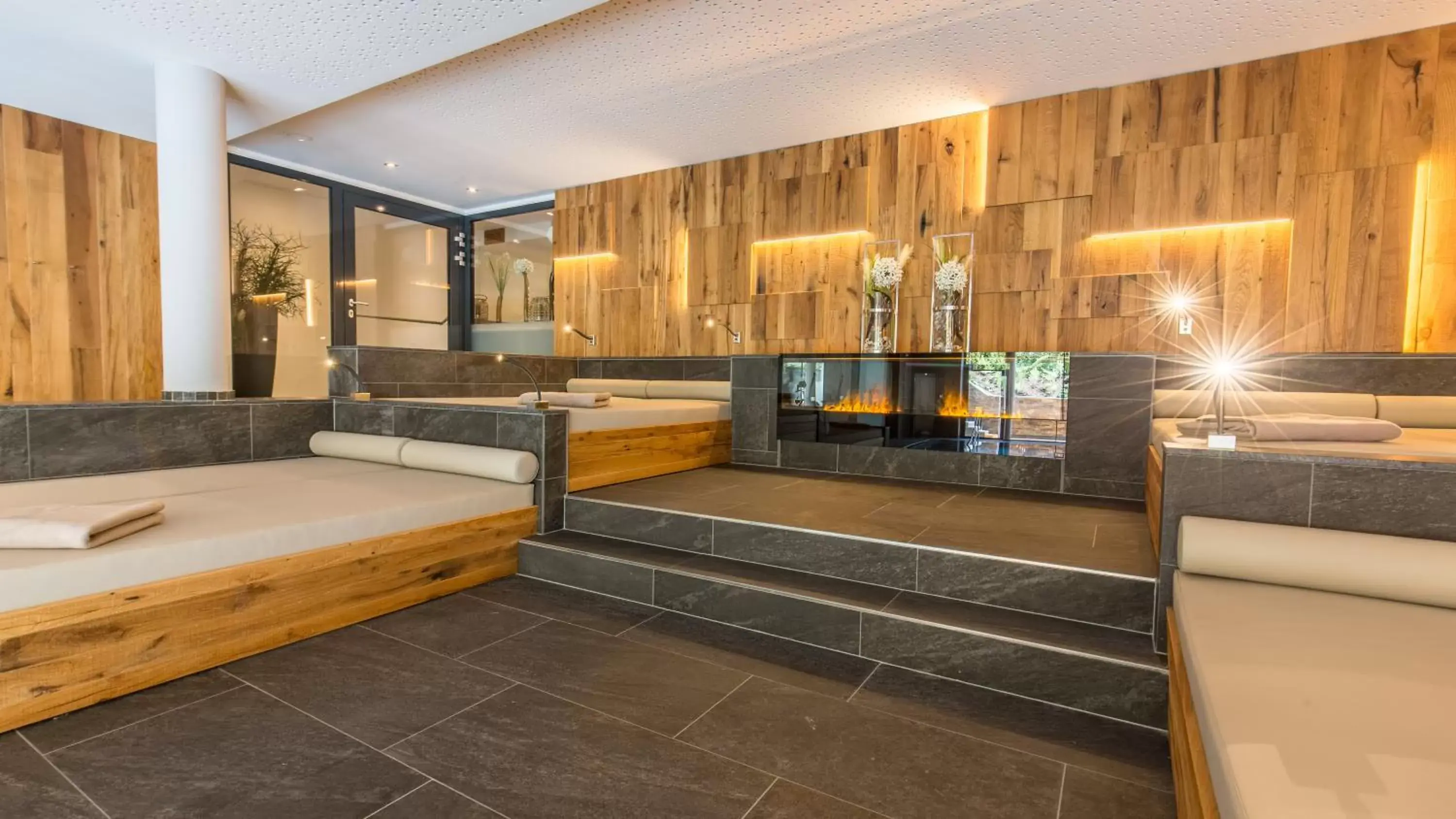 Swimming pool, Bed in Hotel Kaprunerhof Swimming pool, Bed in Hotel Kaprunerhof