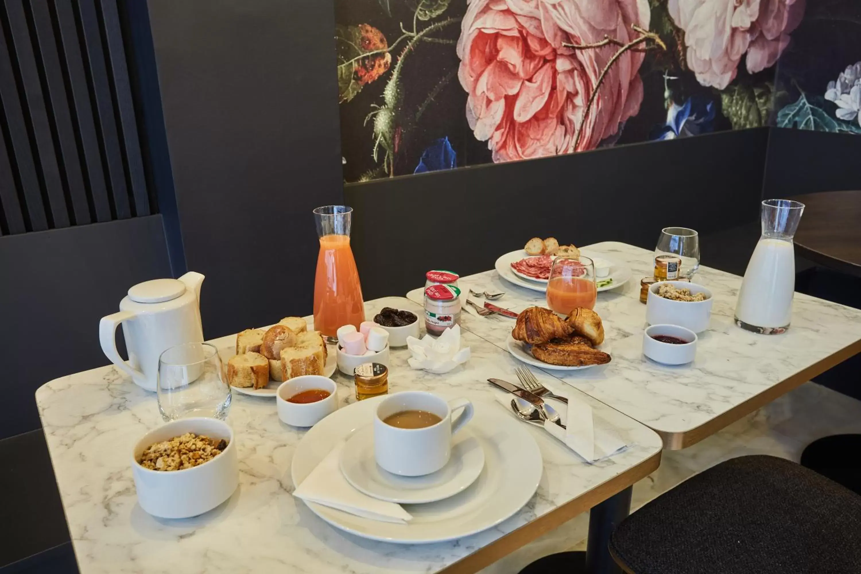 Breakfast in Hôtel Beauquartier Moulin Rouge - Ex goldhotel