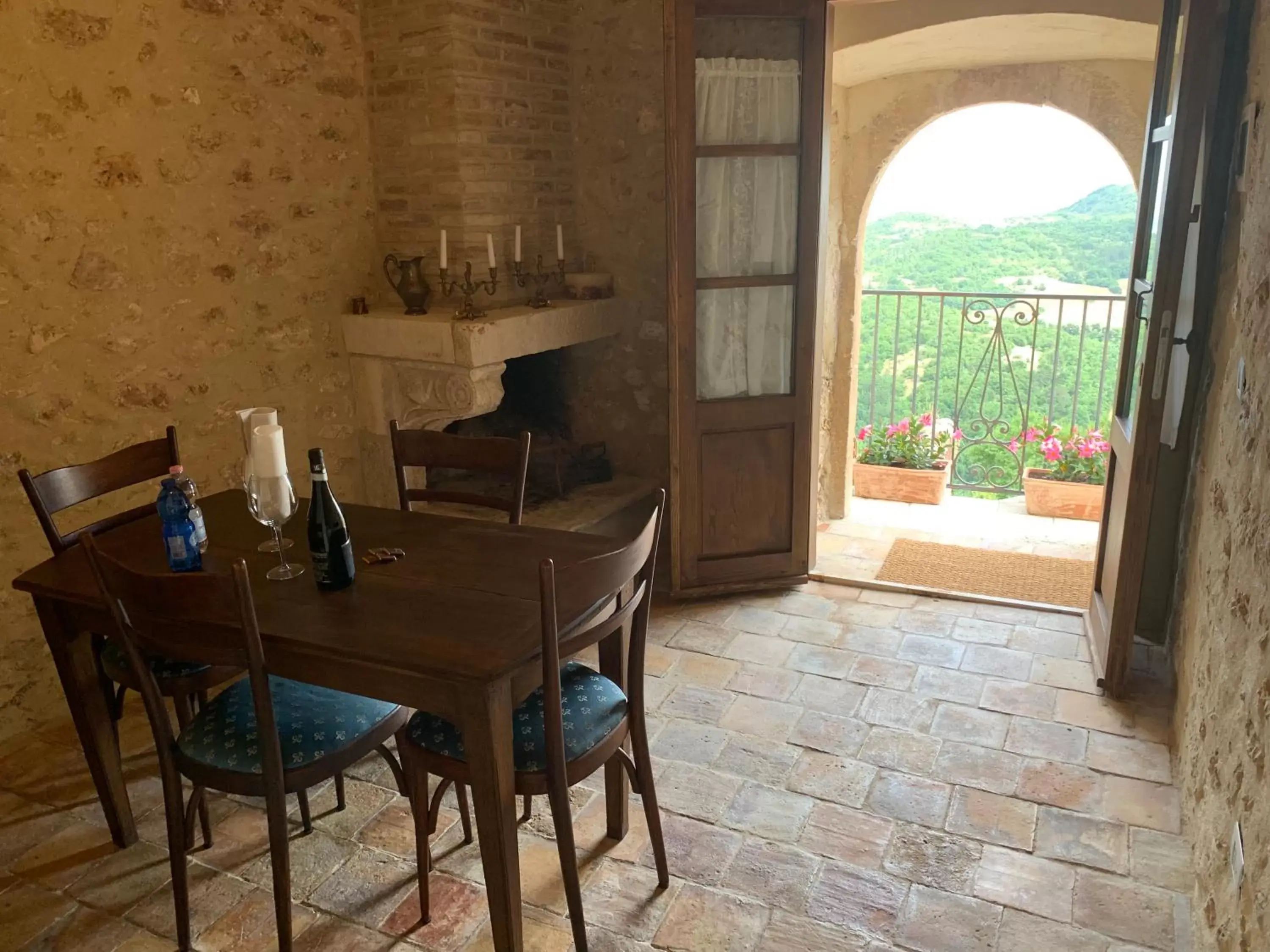 Dining Area in Charme in Perillis
