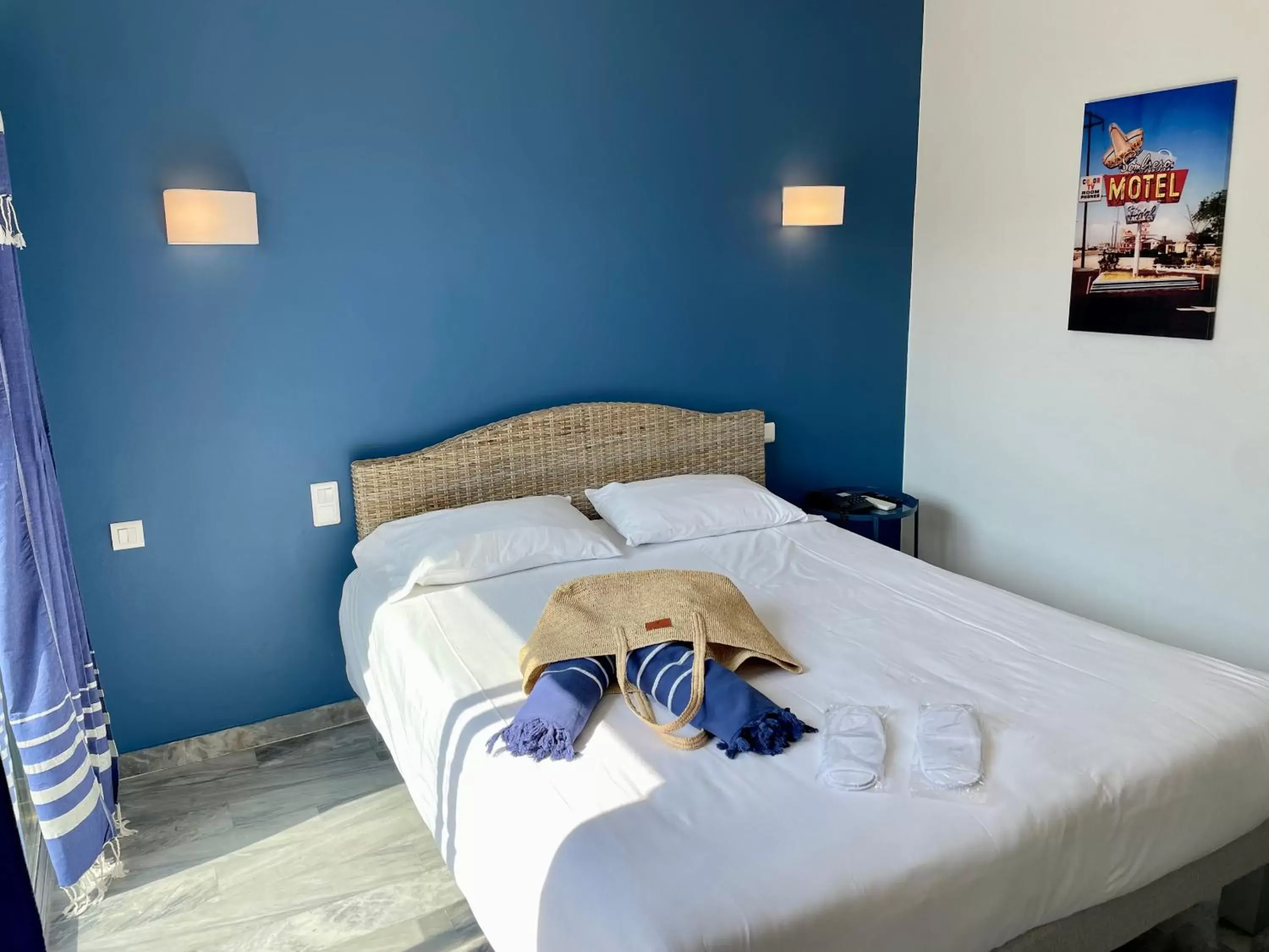 Bed in Amerique Hotel Palavas - Piscine & Parking - Plage