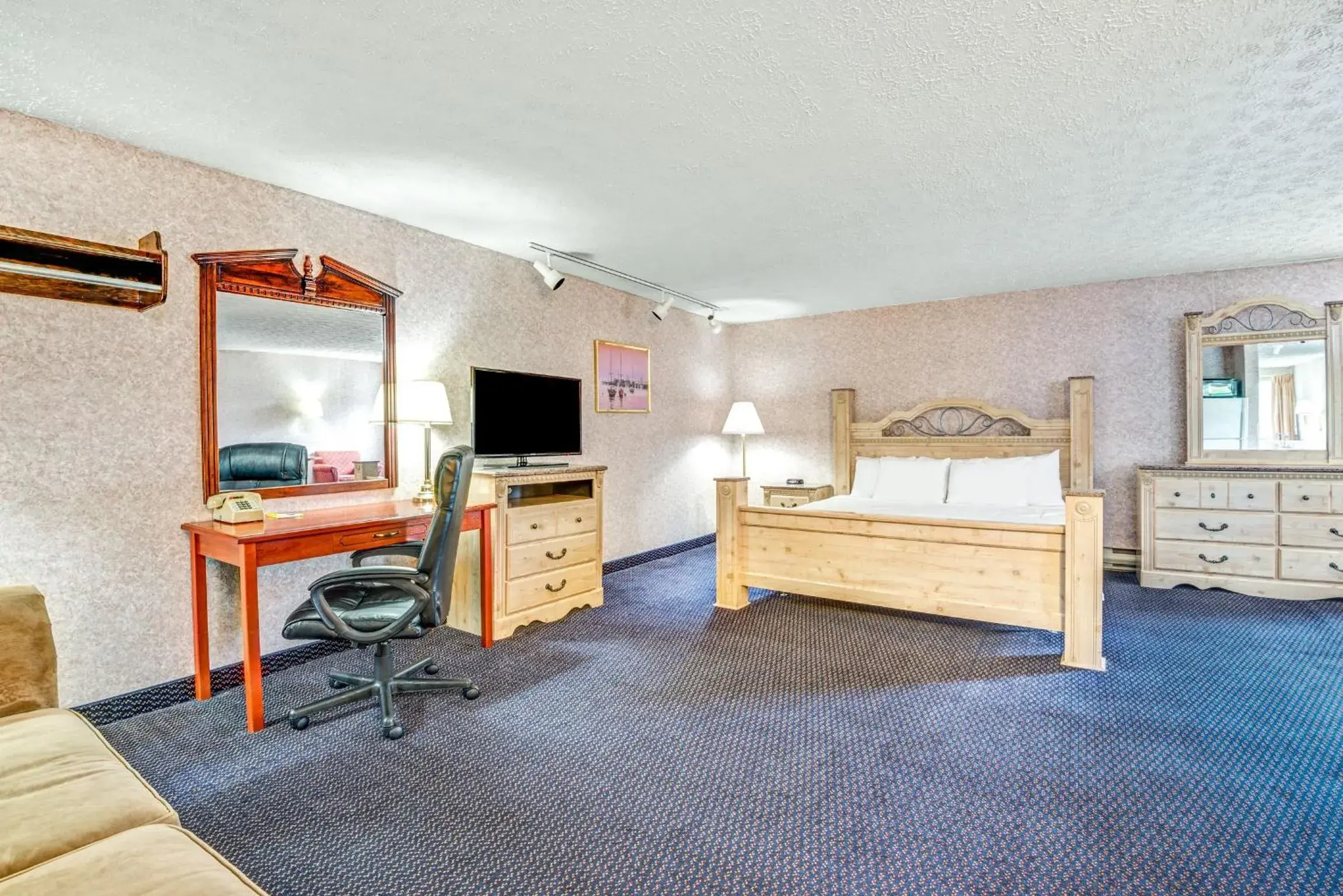 Bed in Days Inn by Wyndham Airport/Maine Mall