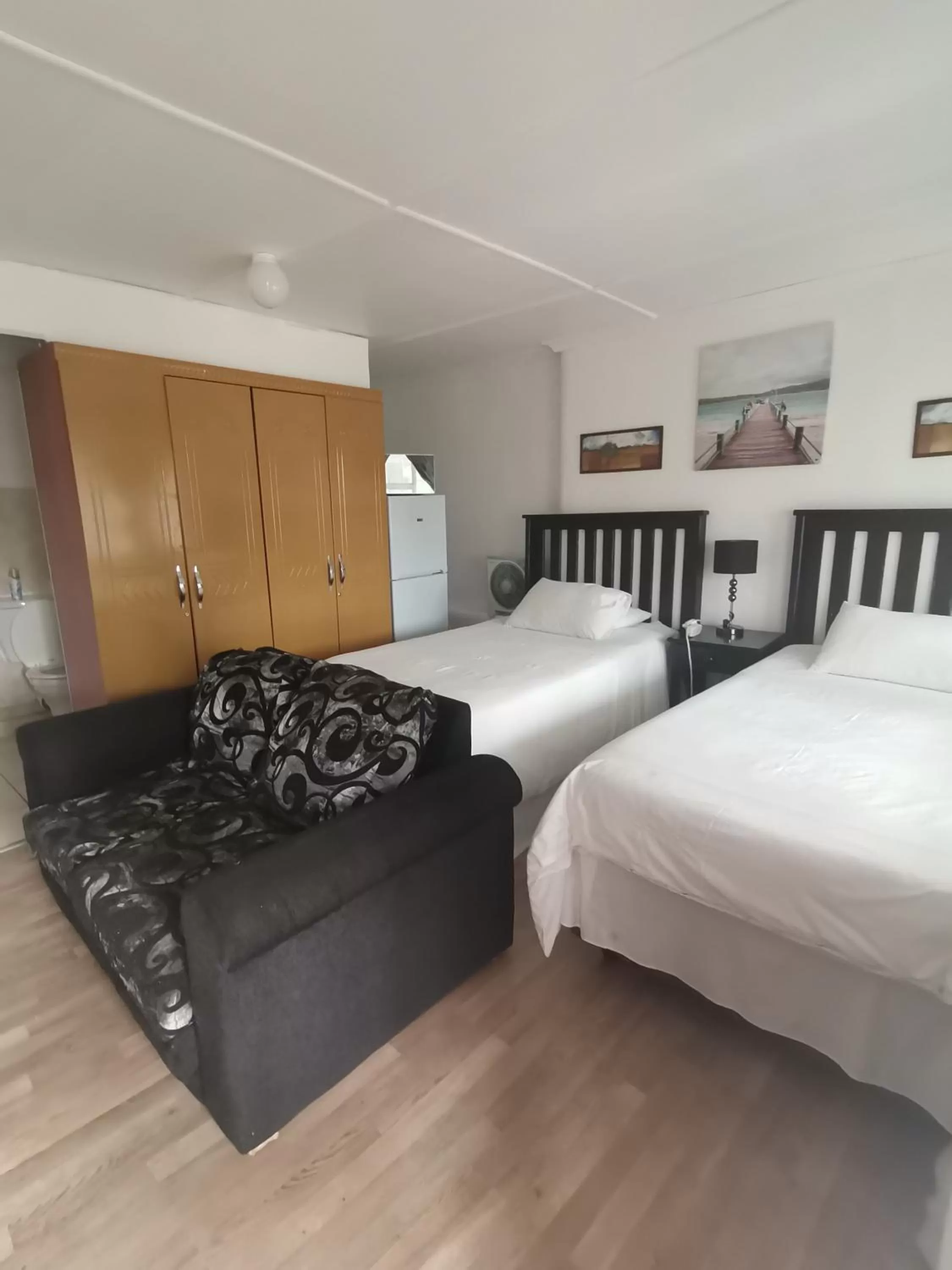 Photo of the whole room, Bed in Palm Tree BnB