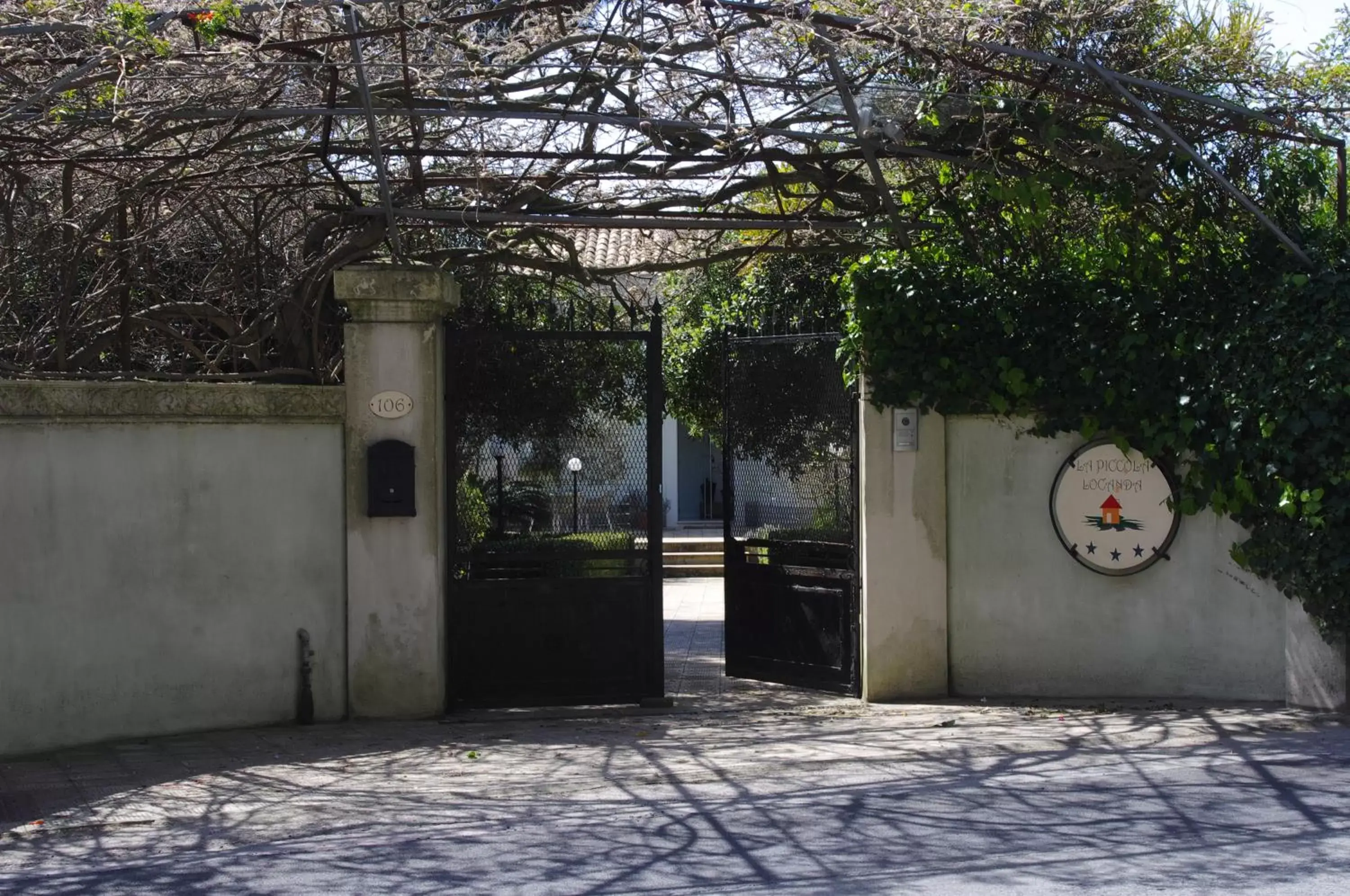 Facade/entrance in La Piccola Locanda