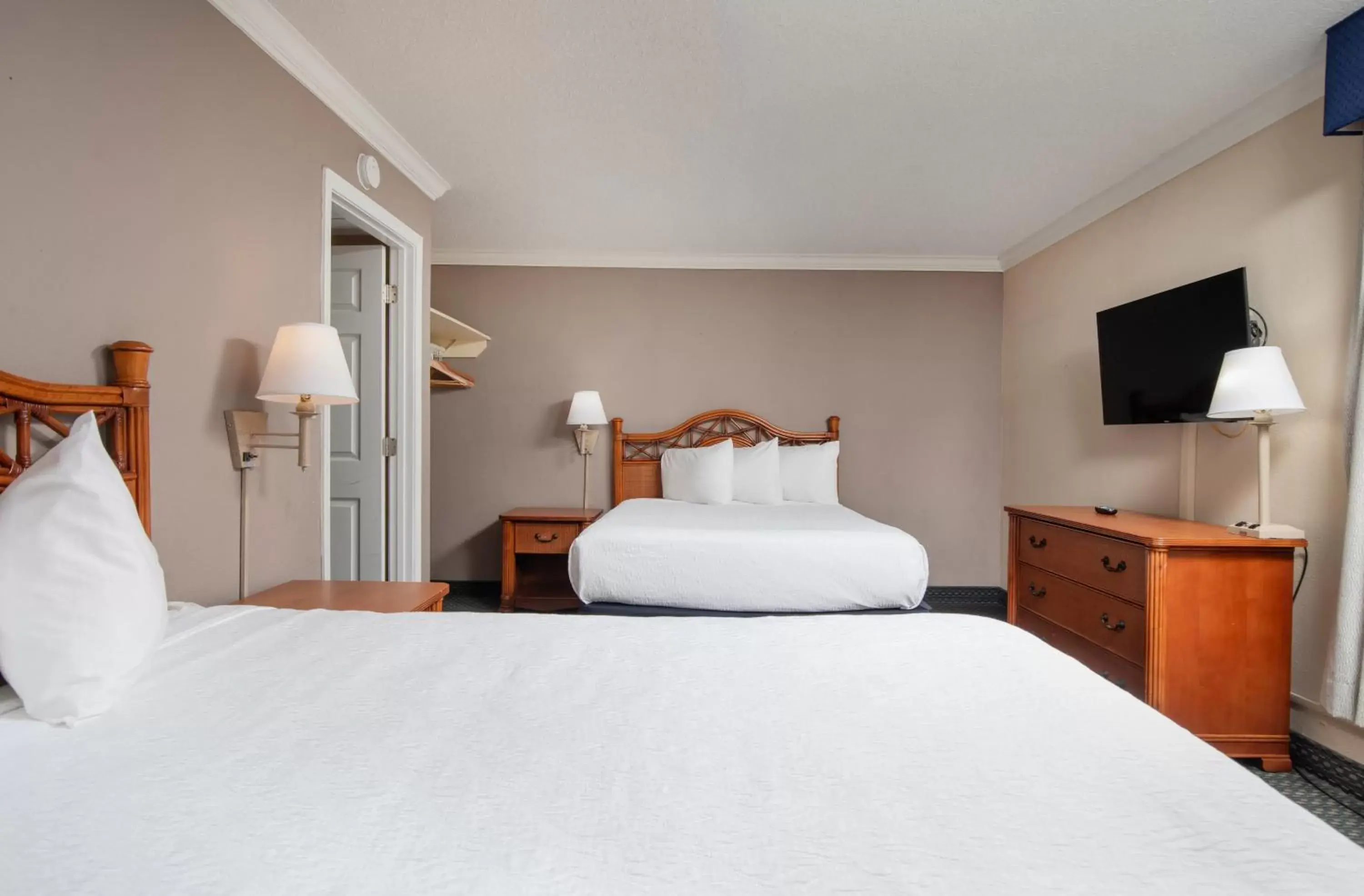 Deluxe Two-Room Suite in Grande Shores Deluxe Two-Room Suite in Grande Shores
