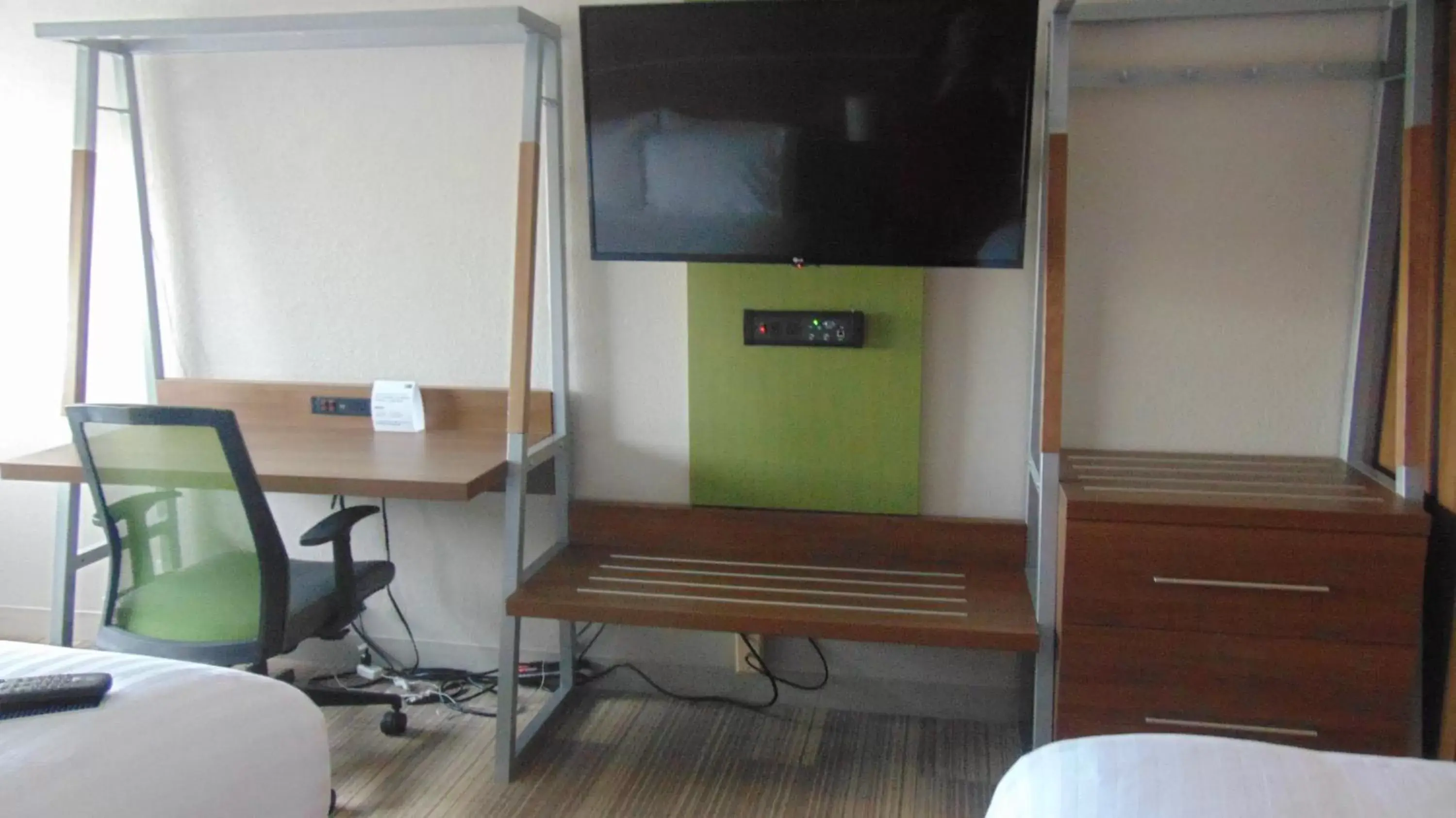 Photo of the whole room, TV/Entertainment Center in Holiday Inn Express & Suites Wapakoneta, an IHG Hotel