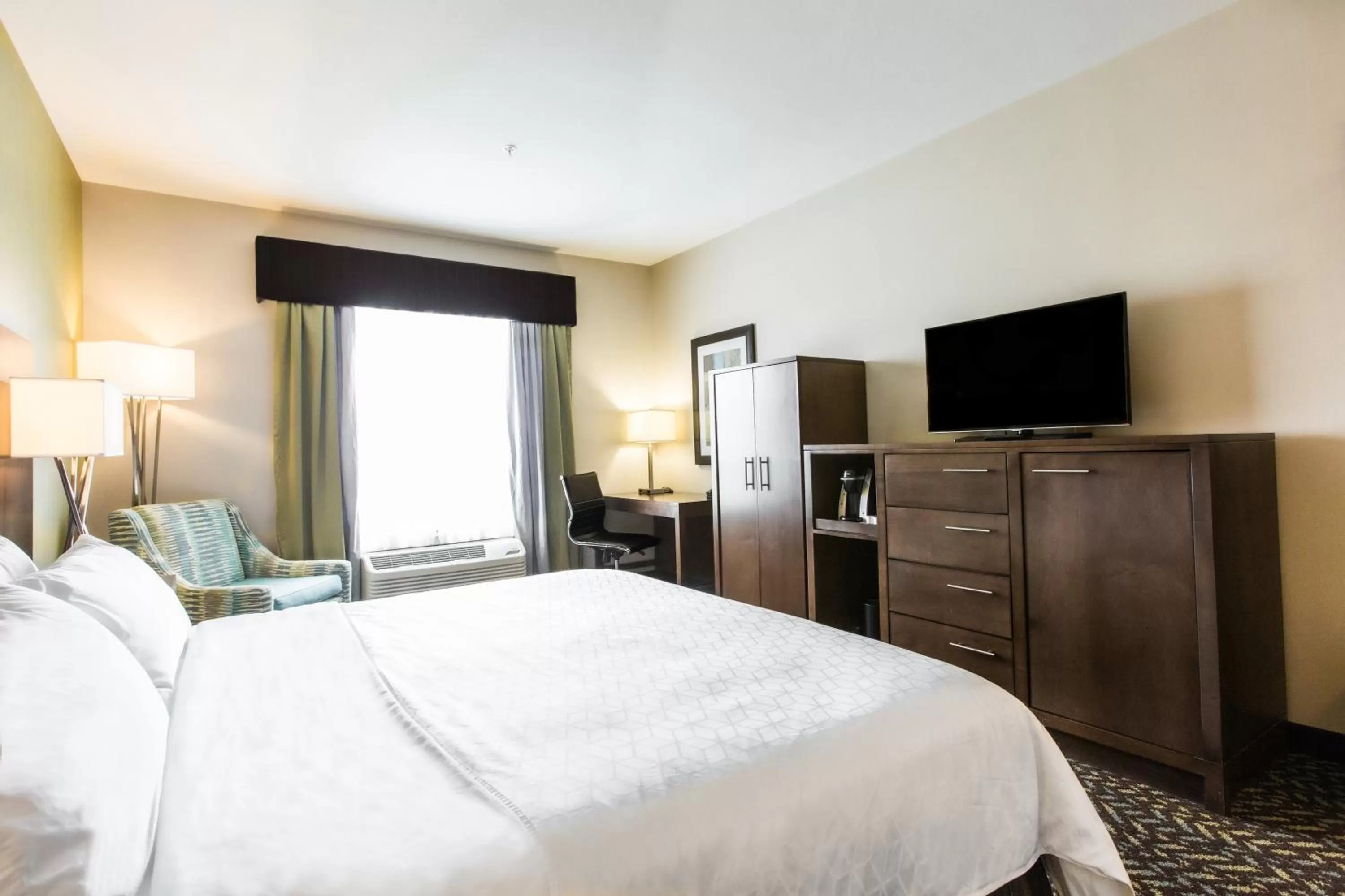 Photo of the whole room, Bed in Holiday Inn Express & Suites Spruce Grove - Stony Plain by IHG