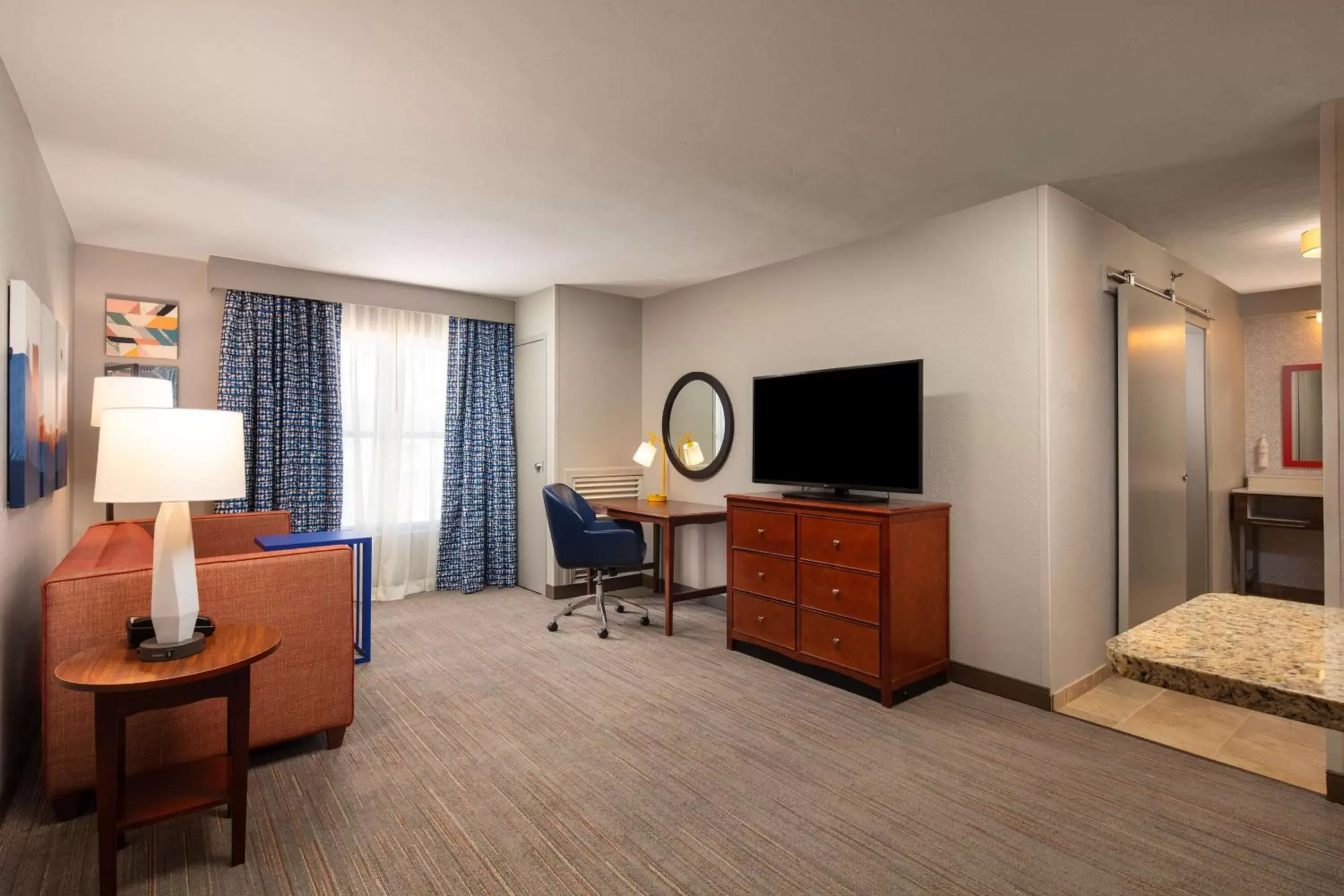 Bedroom, TV/Entertainment Center in Hampton Inn & Suites El Paso-Airport