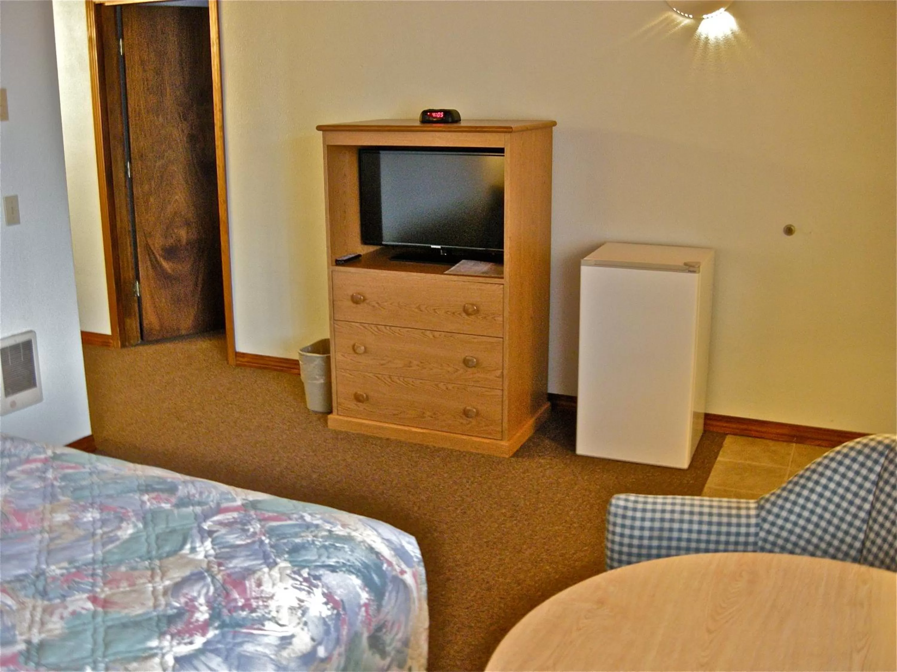 Photo of the whole room, TV/Entertainment Center in Azalea Lodge