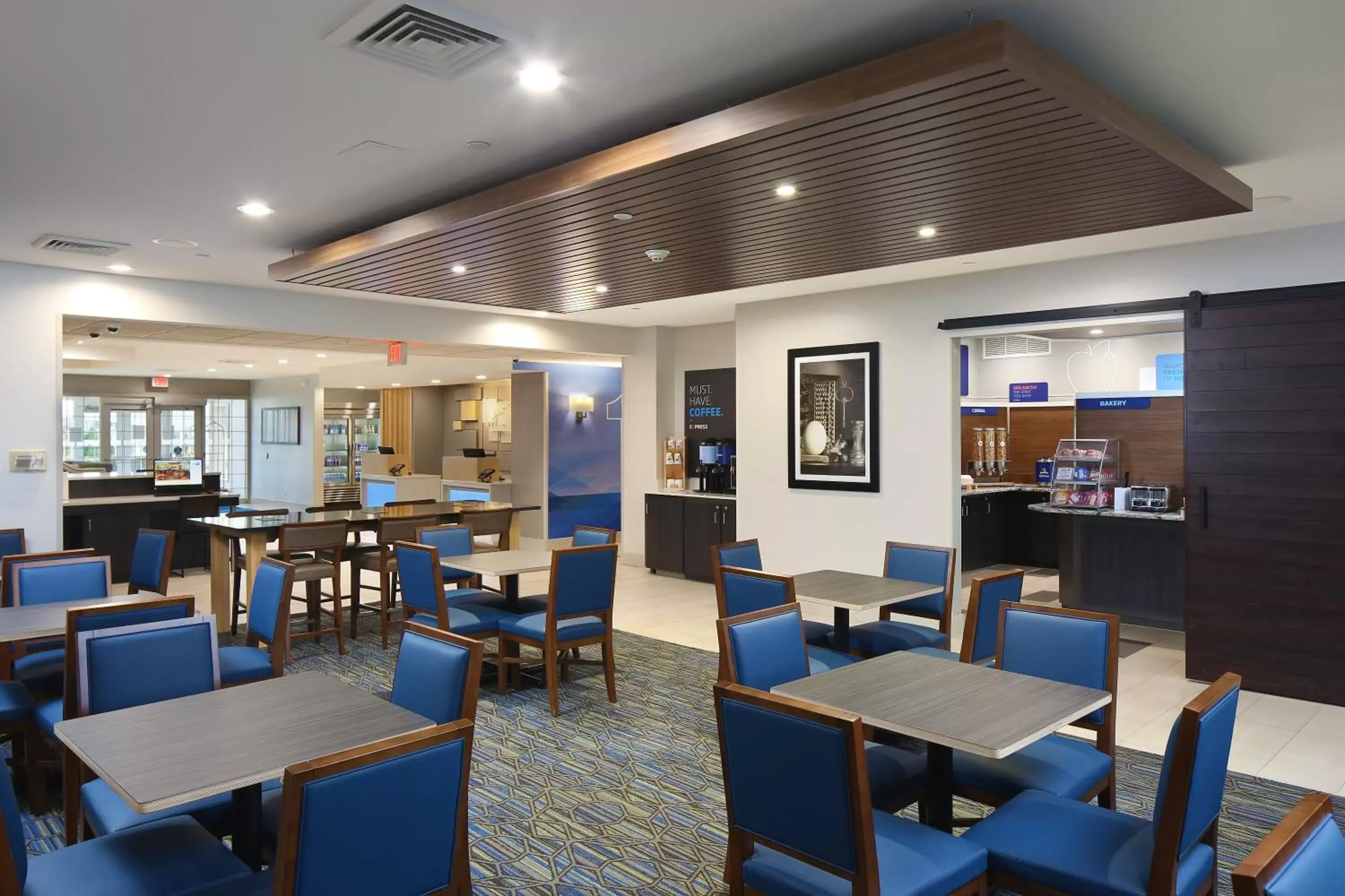 Breakfast, Restaurant/Places to Eat in Holiday Inn Express Grand Rapids Southwest, an IHG Hotel