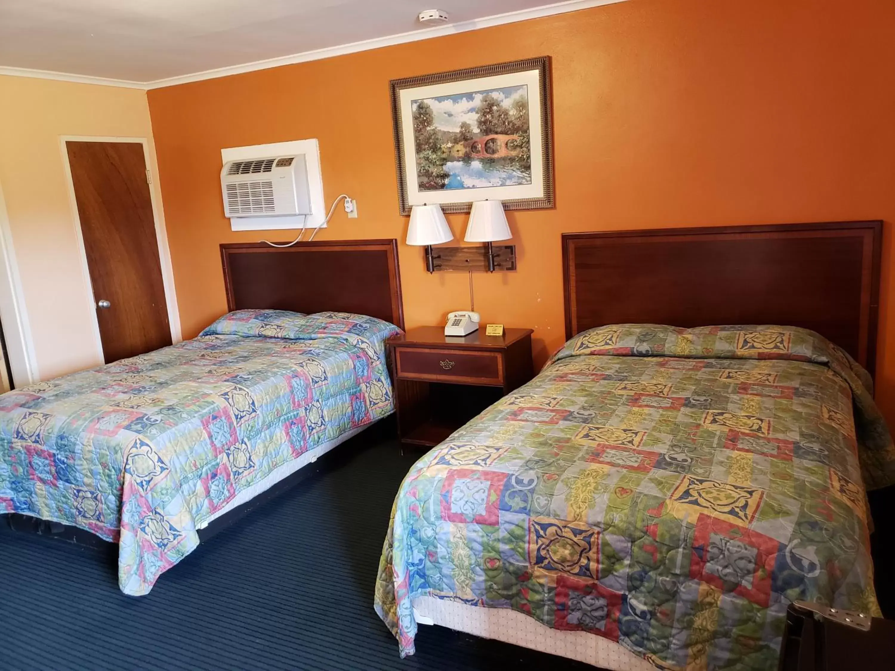 Bed in Encino Motel