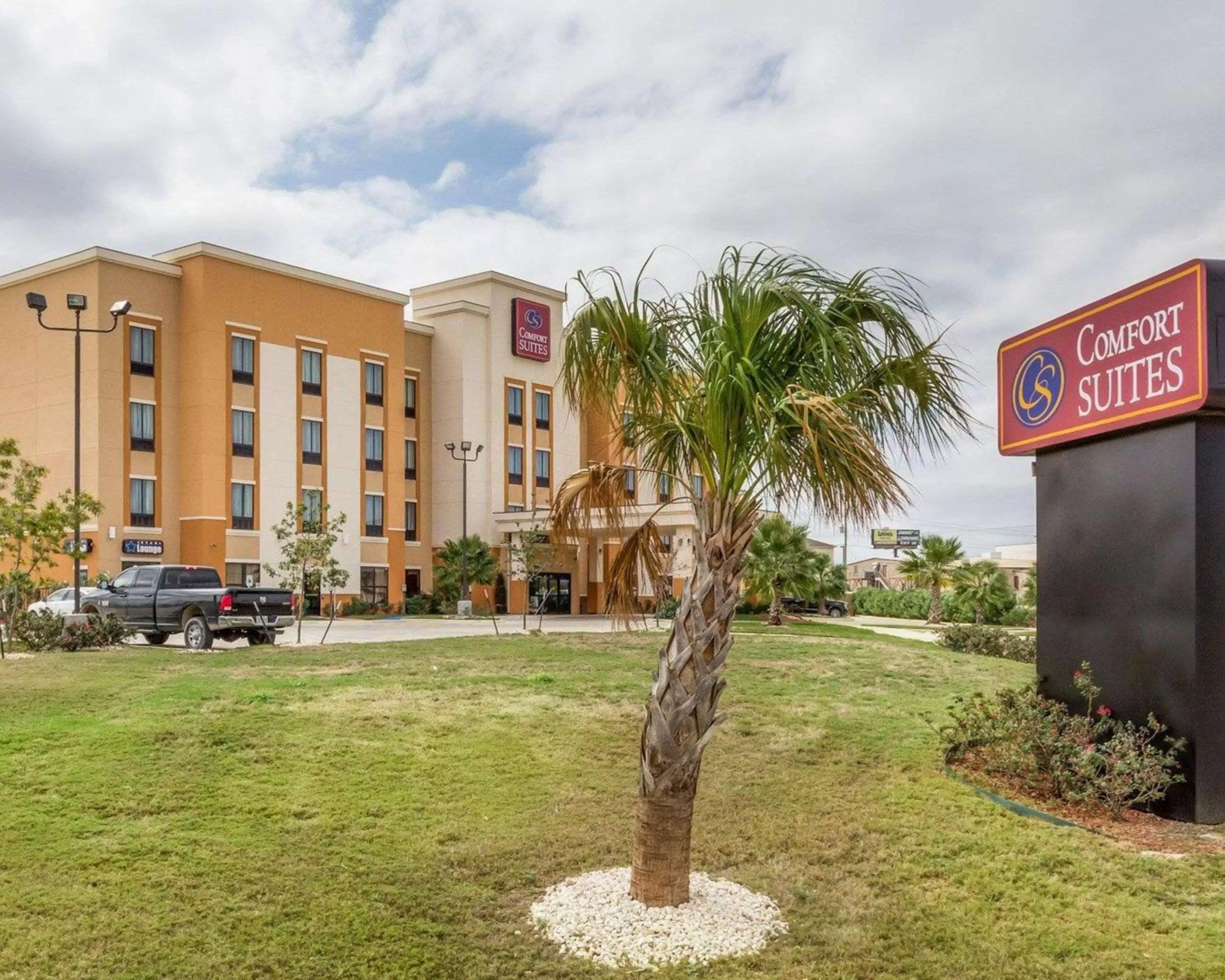Property building in Comfort Suites Cotulla near I-35